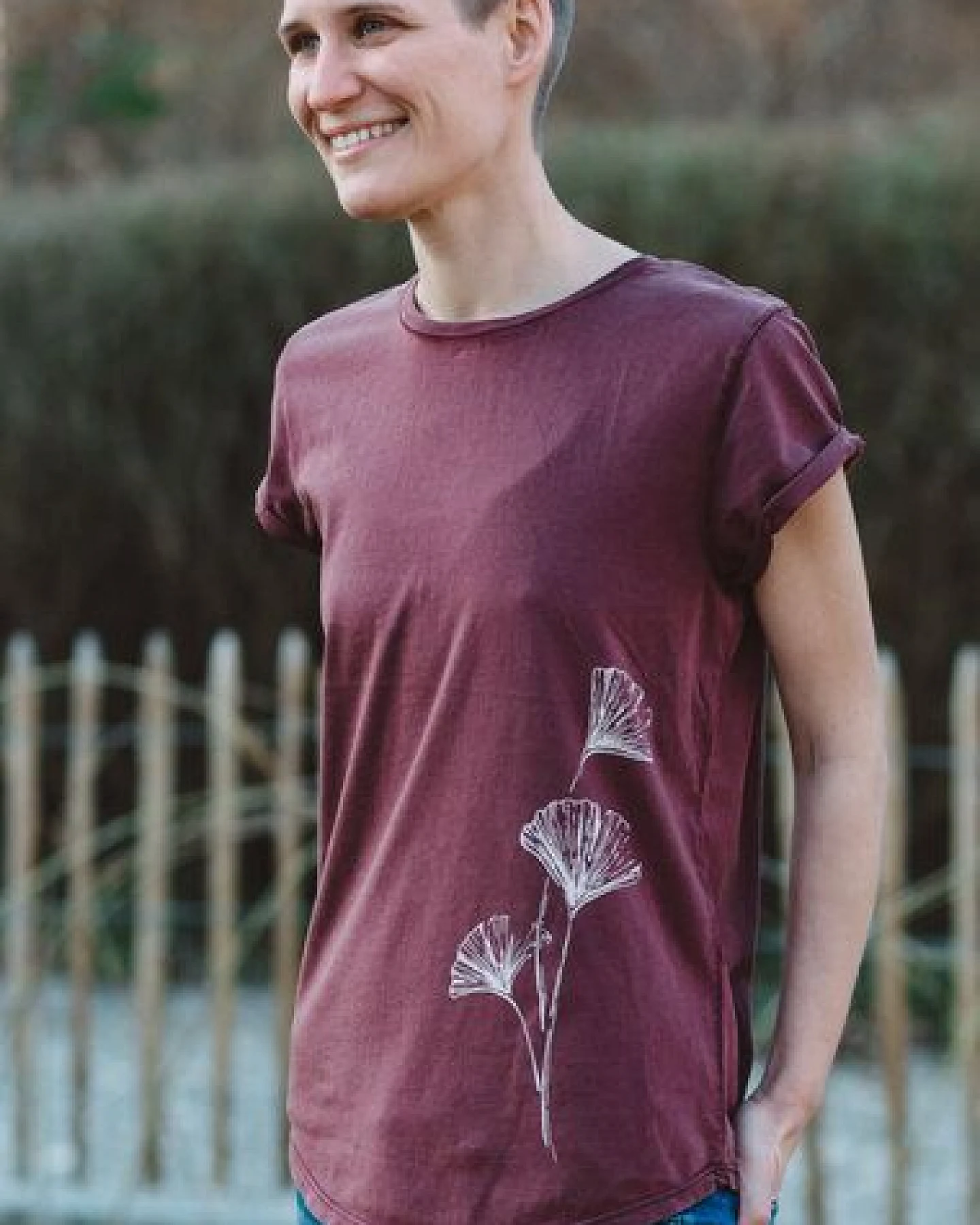 Life-Tree Shirt aus Biobaumwolle Fairwear für Damen "Ginkgo" in Washed Red/ Washed White – Ansicht 4