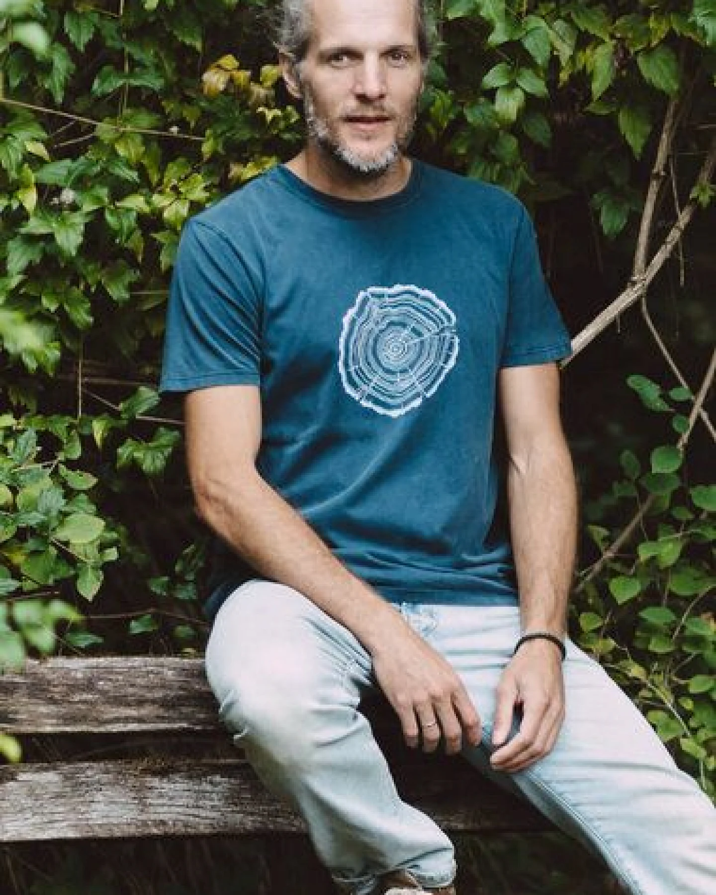 Life-Tree Shirt aus Biobaumwolle Fairwear für Herren "Treeslice" in Washed White/Blue/Red/Green – Ansicht 2