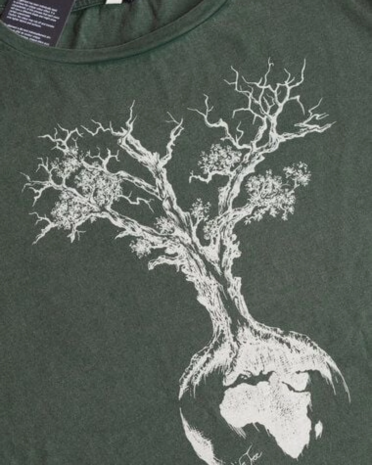 Life-Tree Shirt aus Biobaumwolle Fairwear für Herren "Weltenbaum" in Washed Green/Black/White – Ansicht 4