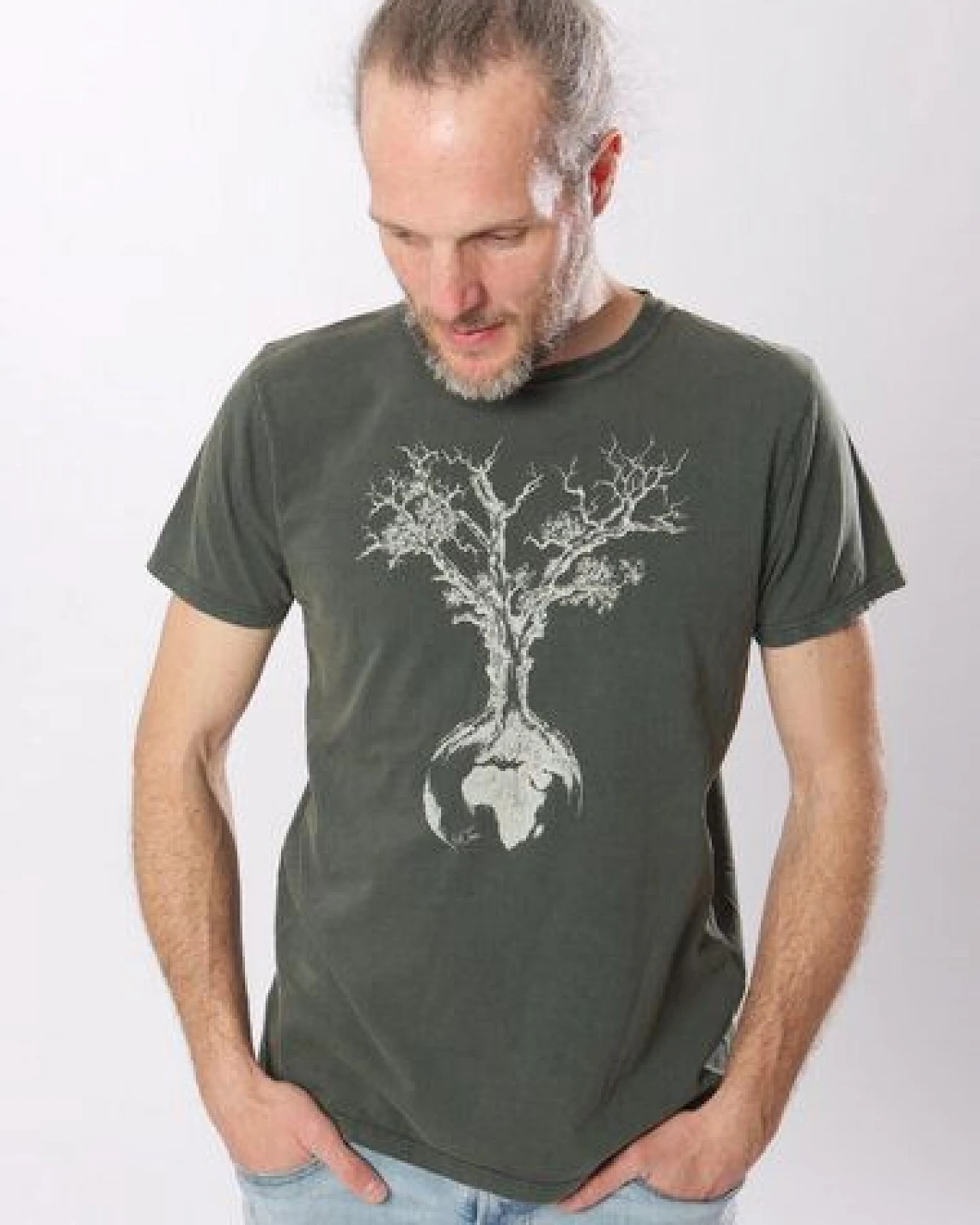Life-Tree Shirt aus Biobaumwolle Fairwear für Herren "Weltenbaum" in Washed Green/Black/White – Ansicht 3