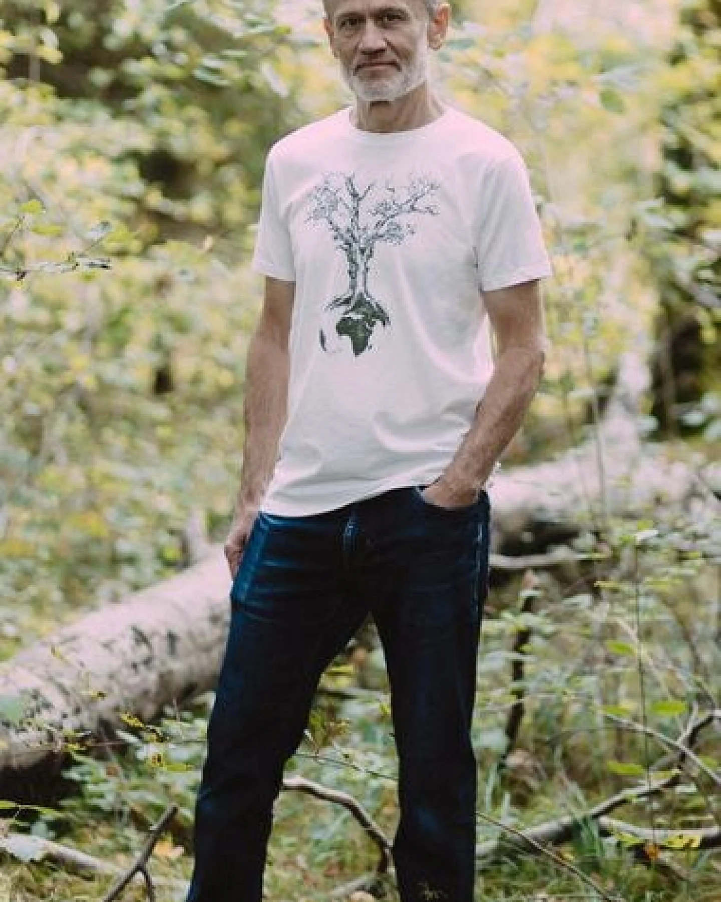 Life-Tree Shirt aus Biobaumwolle Fairwear für Herren "Weltenbaum" in Washed Green/Black/White – Ansicht 3