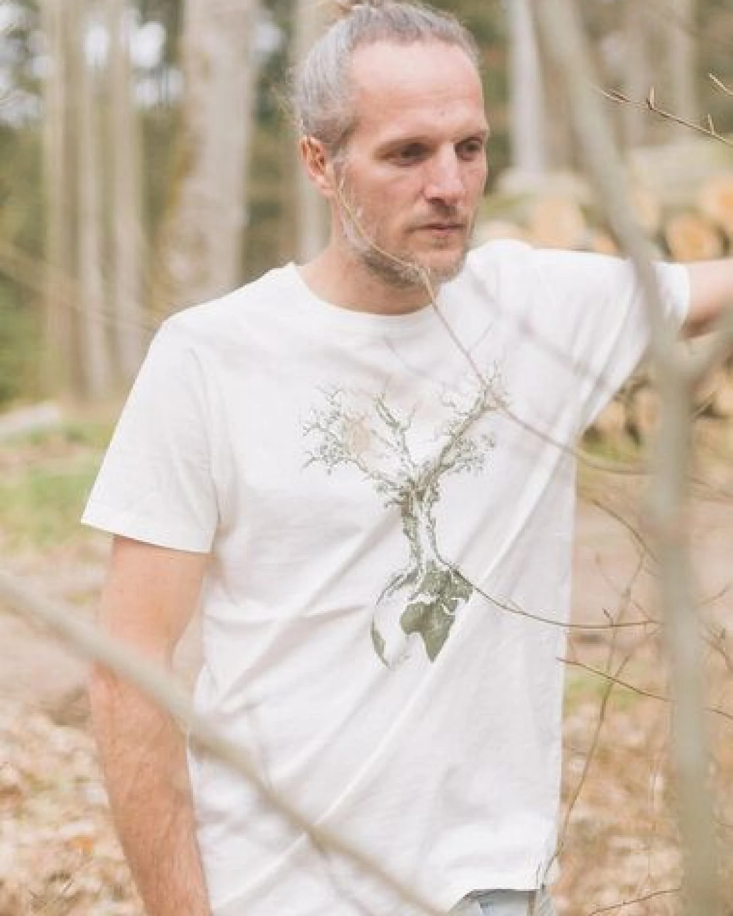 Life-Tree Shirt aus Biobaumwolle Fairwear für Herren "Weltenbaum" in Washed Green/Black/White – Ansicht 4