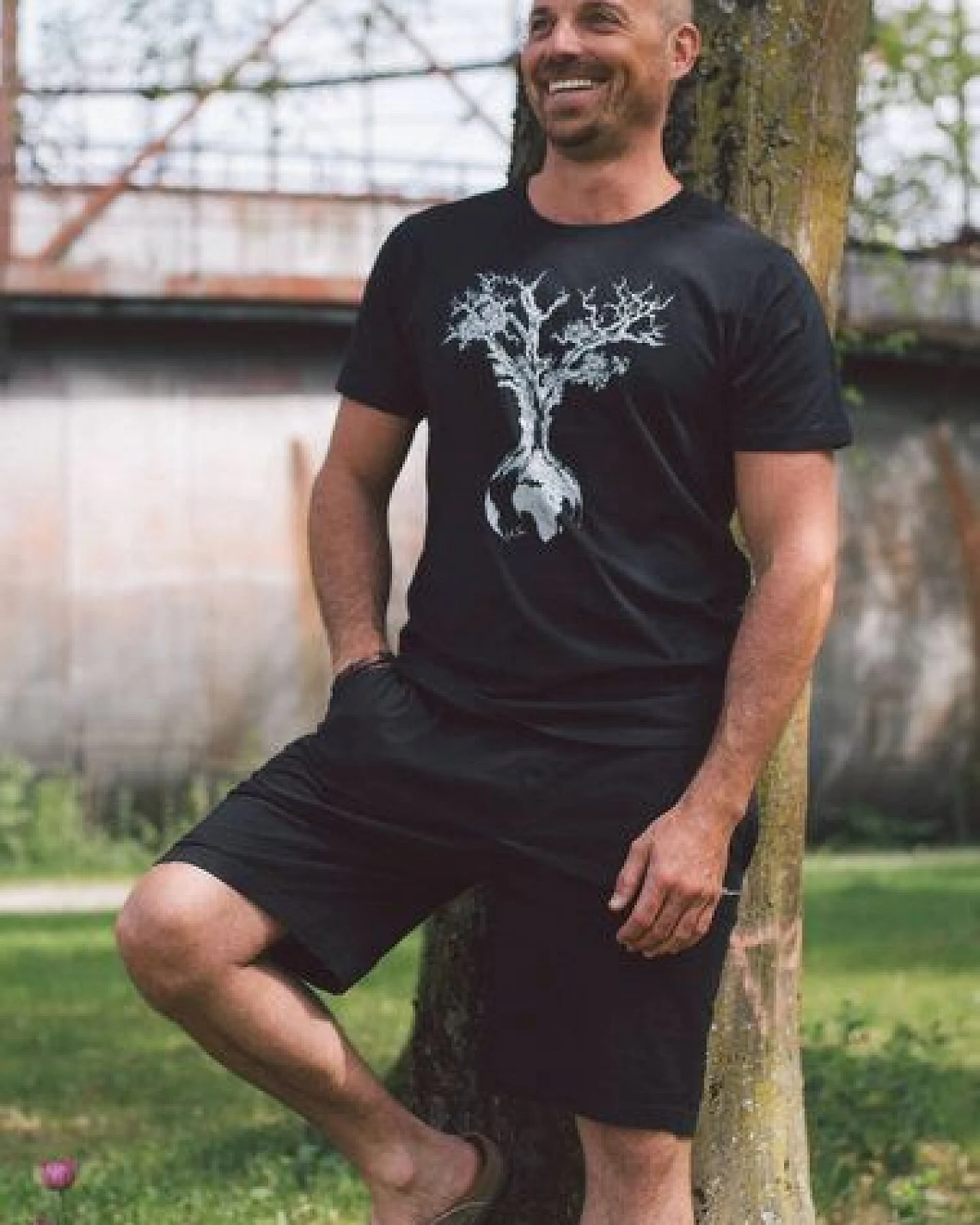 Life-Tree Shirt aus Biobaumwolle Fairwear für Herren "Weltenbaum" in Washed Green/Black/White – Ansicht 4