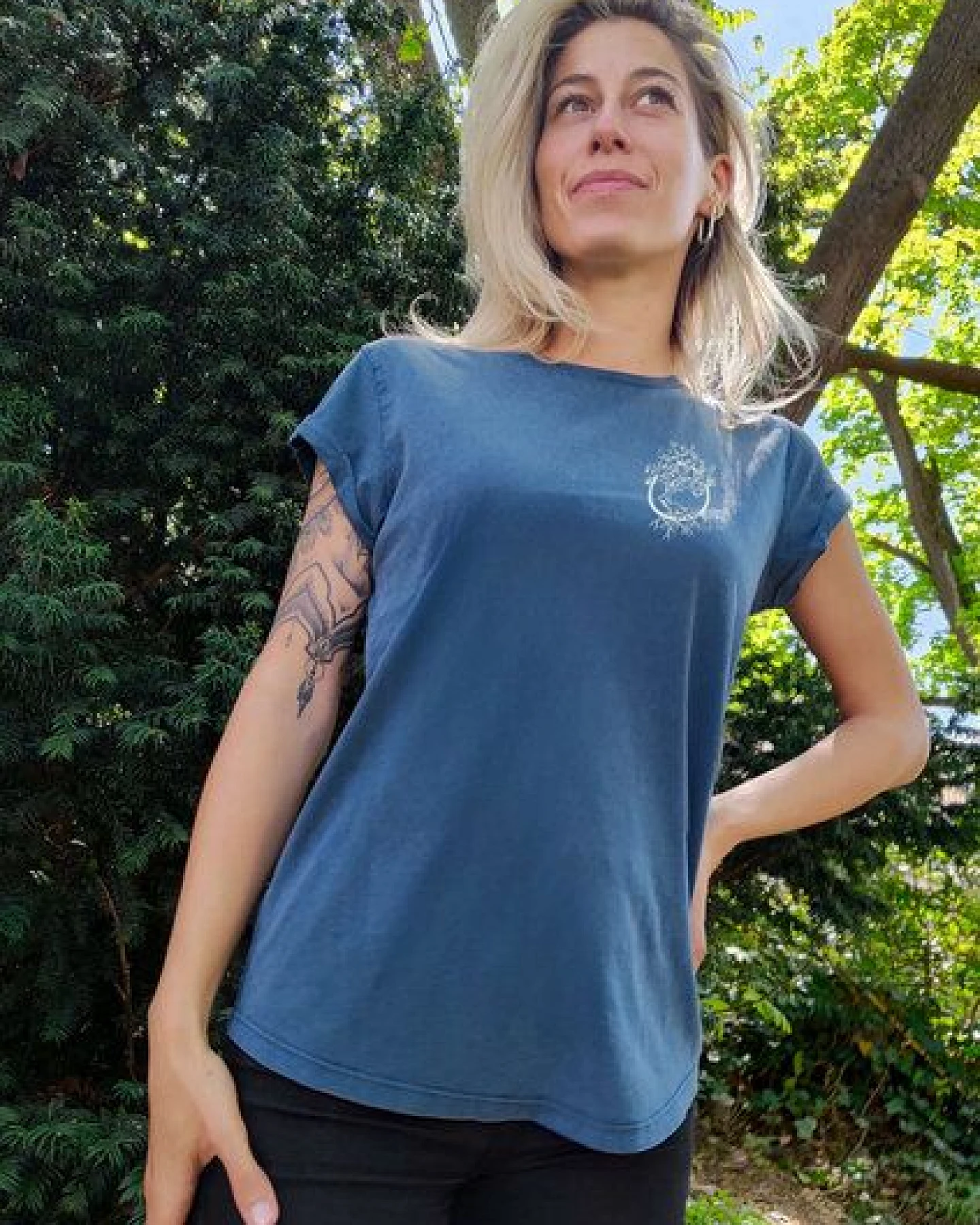 Life-Tree Shirt aus Biobaumwolle mit Brustmotiv für Damen "Olive" Stone Washed Green/Red/Blue – Ansicht 3