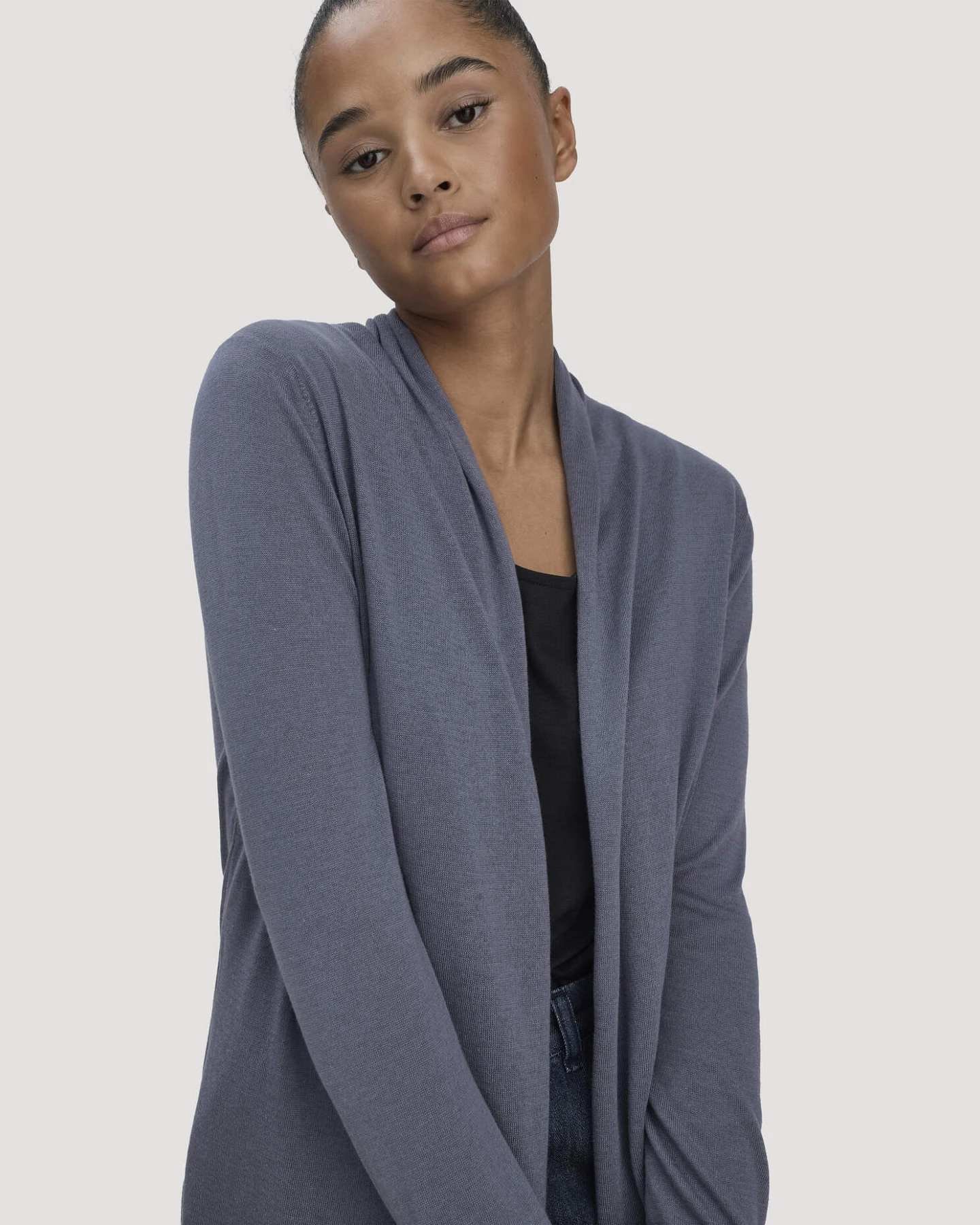 hessnatur Damen Strick Jacke Regular aus TENCEL™ Lyocell und Bio-Baumwolle - blau - Größe L – Ansicht 4