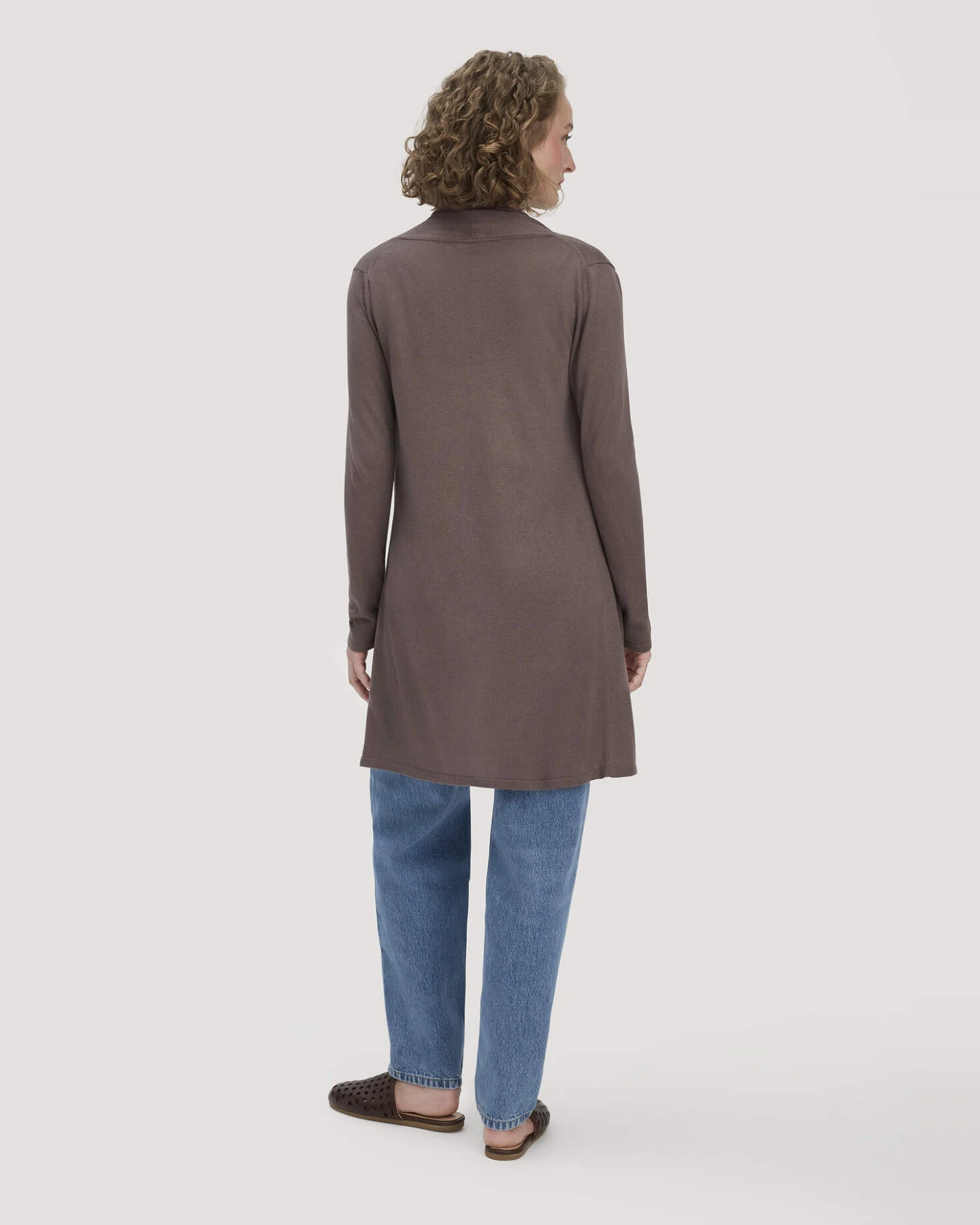 hessnatur Damen Strick Jacke Regular aus TENCEL™ Lyocell und Bio-Baumwolle - braun - Größe M – Ansicht 2