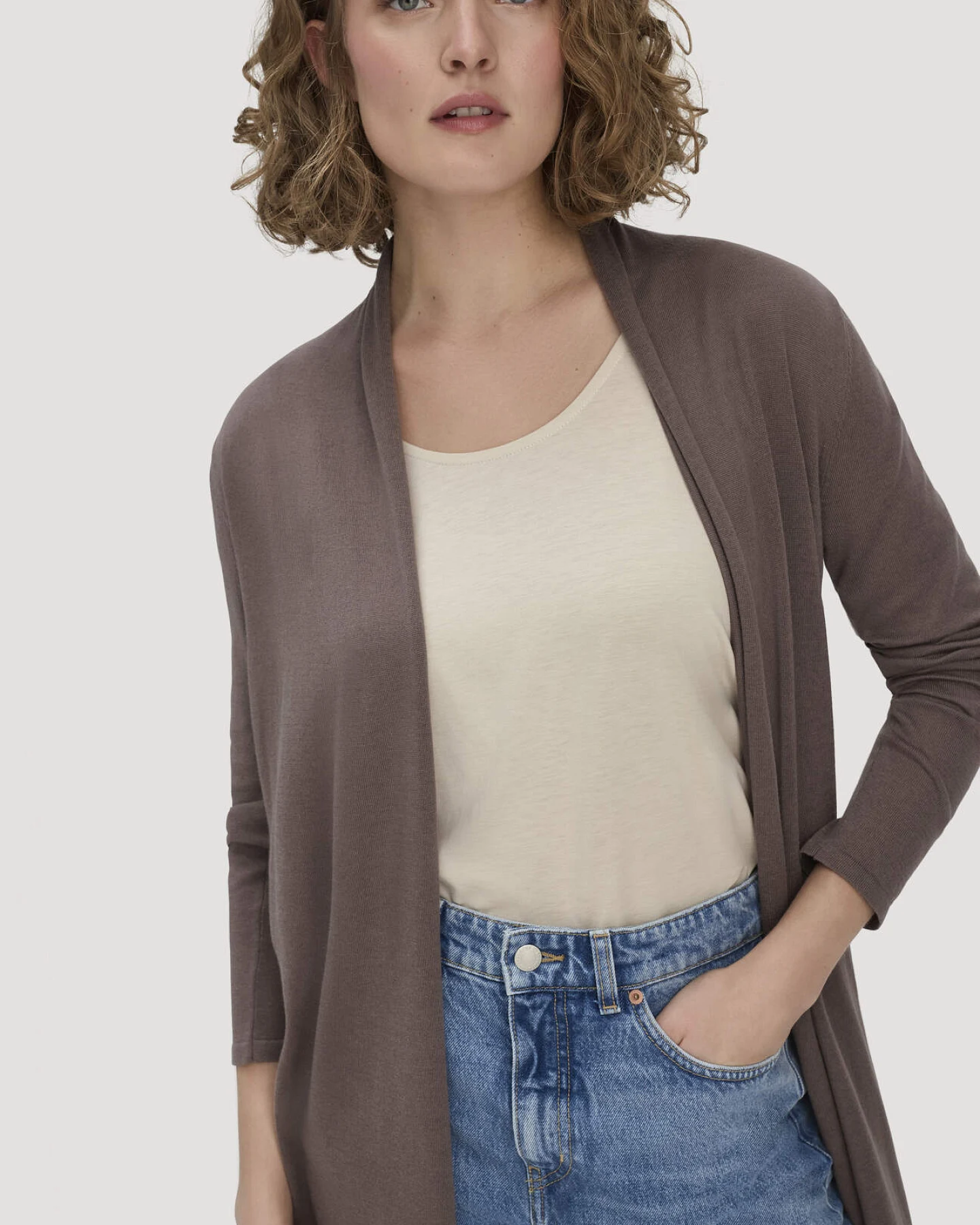 hessnatur Damen Strick Jacke Regular aus TENCEL™ Lyocell und Bio-Baumwolle - braun - Größe XS – Ansicht 4