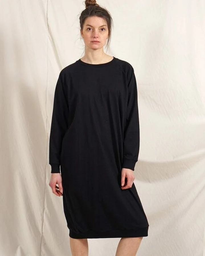 Lena Schokolade Long Pulli Dress schwarz aus Bio-Baumwolle