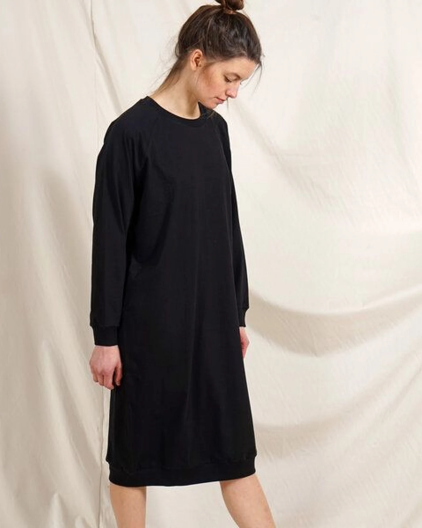 Lena Schokolade Long Pulli Dress schwarz aus Bio-Baumwolle – Ansicht 2