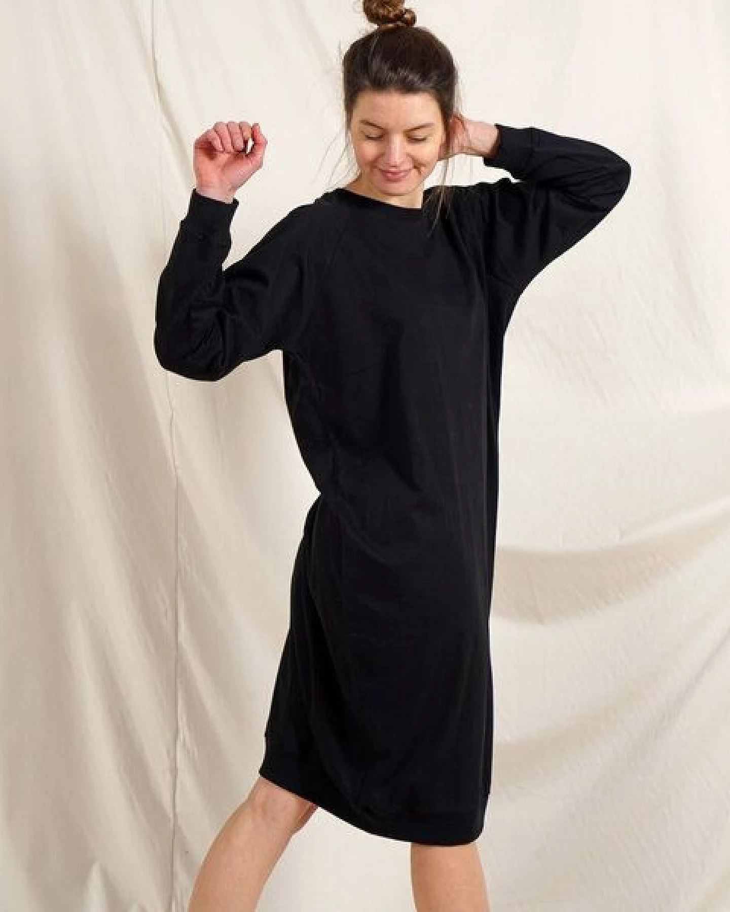 Lena Schokolade Long Pulli Dress schwarz aus Bio-Baumwolle – Ansicht 3