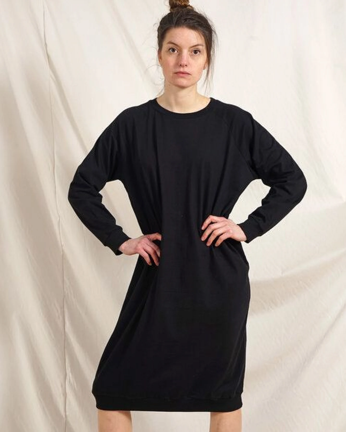 Lena Schokolade Long Pulli Dress schwarz aus Bio-Baumwolle – Ansicht 4
