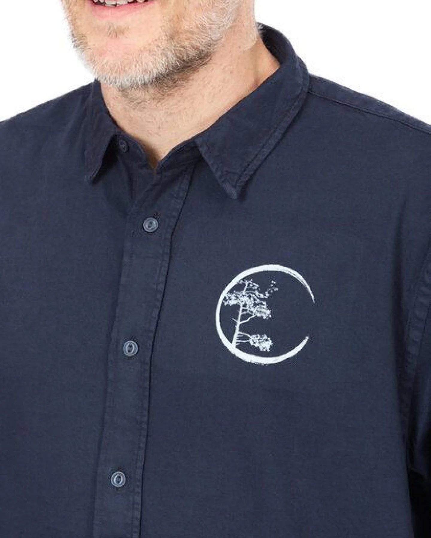 Life-Tree Hemd aus Biobaumwolle Fairwear für Herren "Circle" mit Brust-Logo in Navy Blau – Ansicht 3
