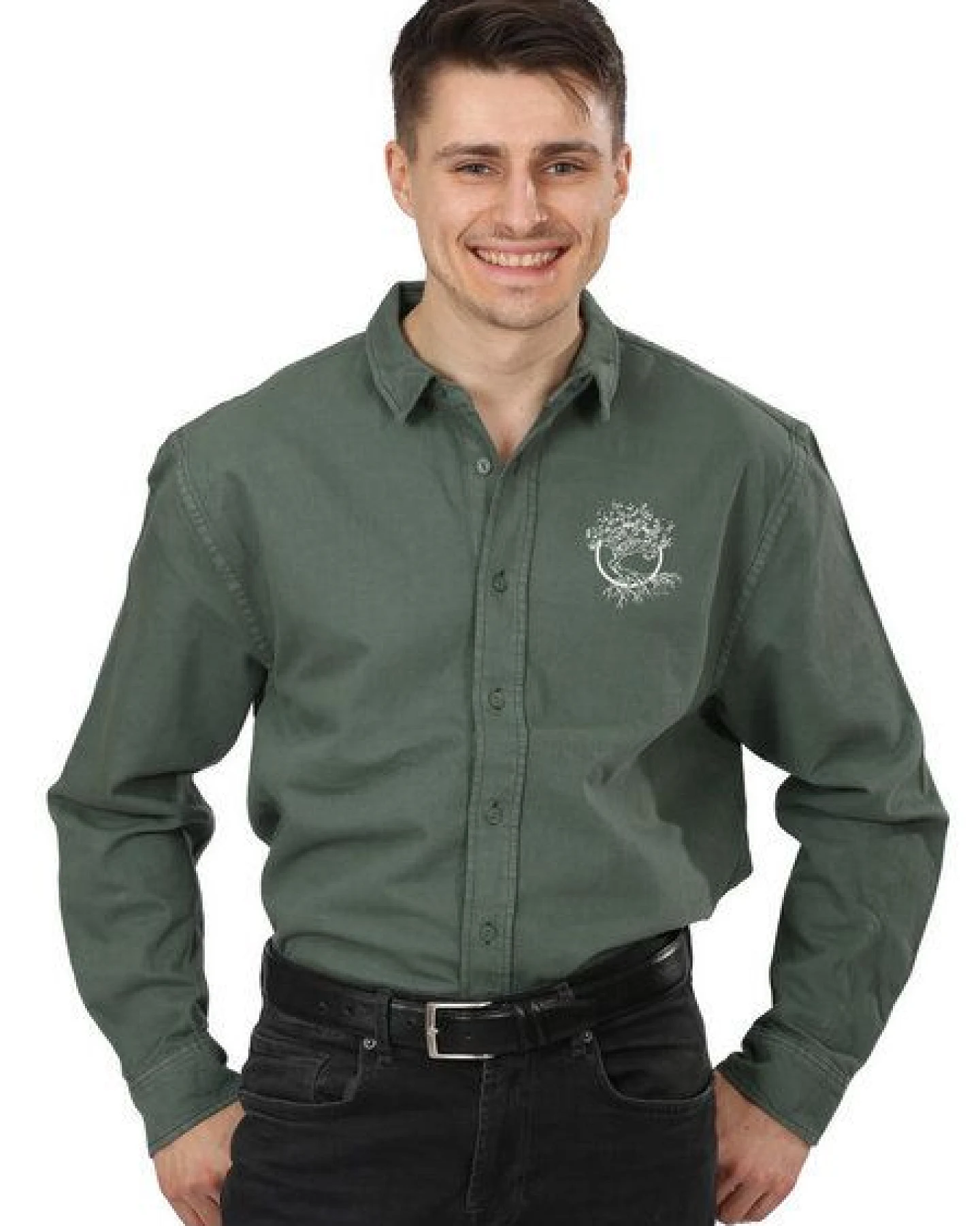 Life-Tree Hemd aus Biobaumwolle Fairwear für Herren "Olive" mit Brust-Logo in Green Bay Grün – Ansicht 3