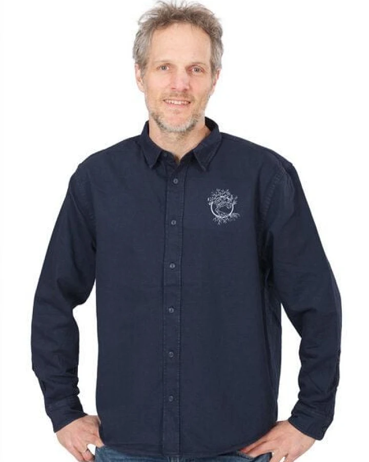 Life-Tree Hemd aus Biobaumwolle Fairwear für Herren "Olive" mit Brust-Logo in Navy Blau