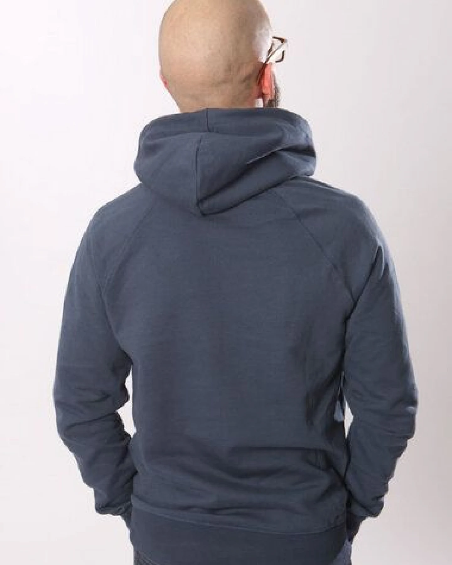 Life-Tree Hoodie aus Biobaumwolle Fairwear "WoodenIris" in Burgund Rot/ Dark Blue – Ansicht 4