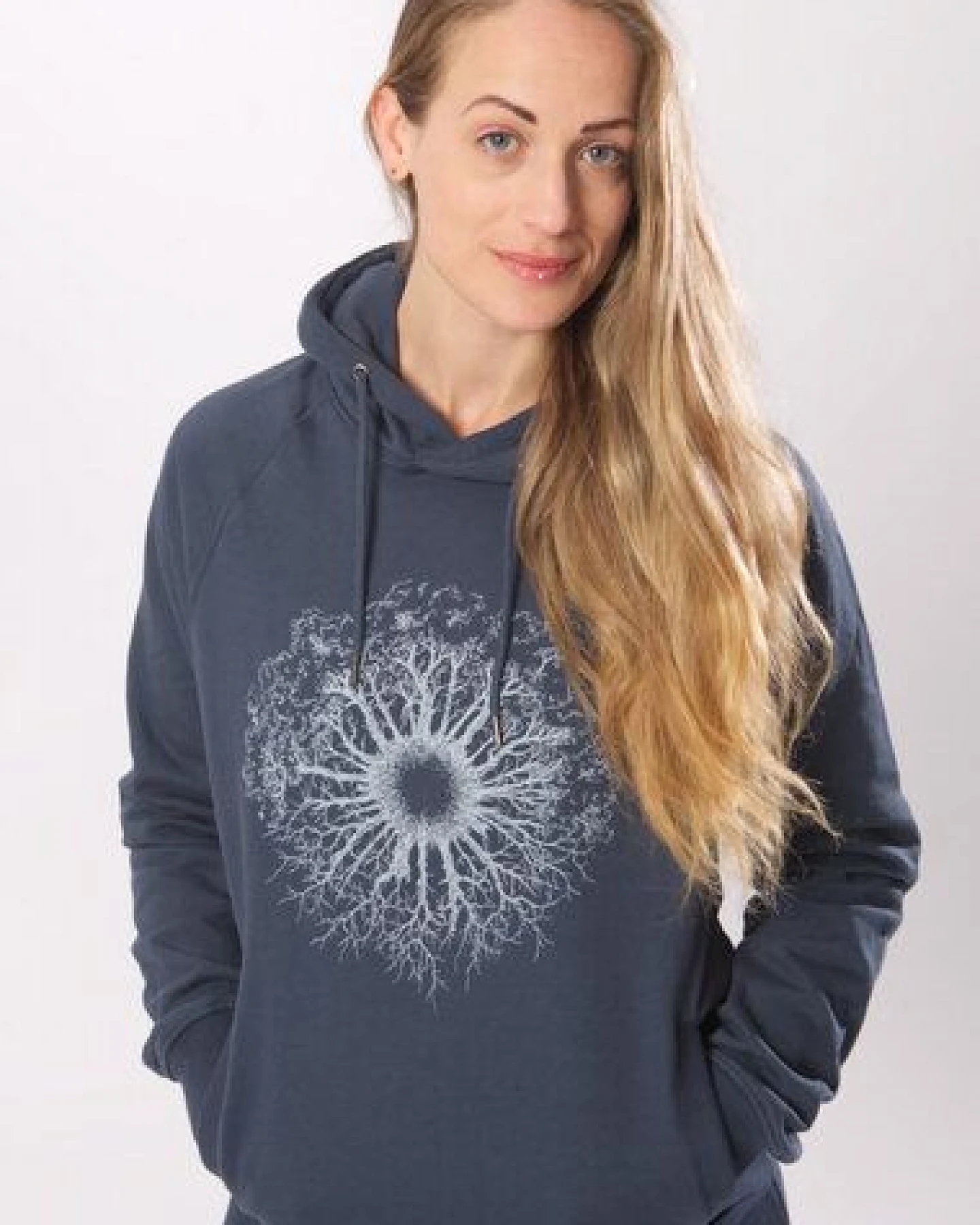 Life-Tree Hoodie aus Biobaumwolle Fairwear für Damen "WoodenIris" in Burgund Rot/Dark Blue – Ansicht 2