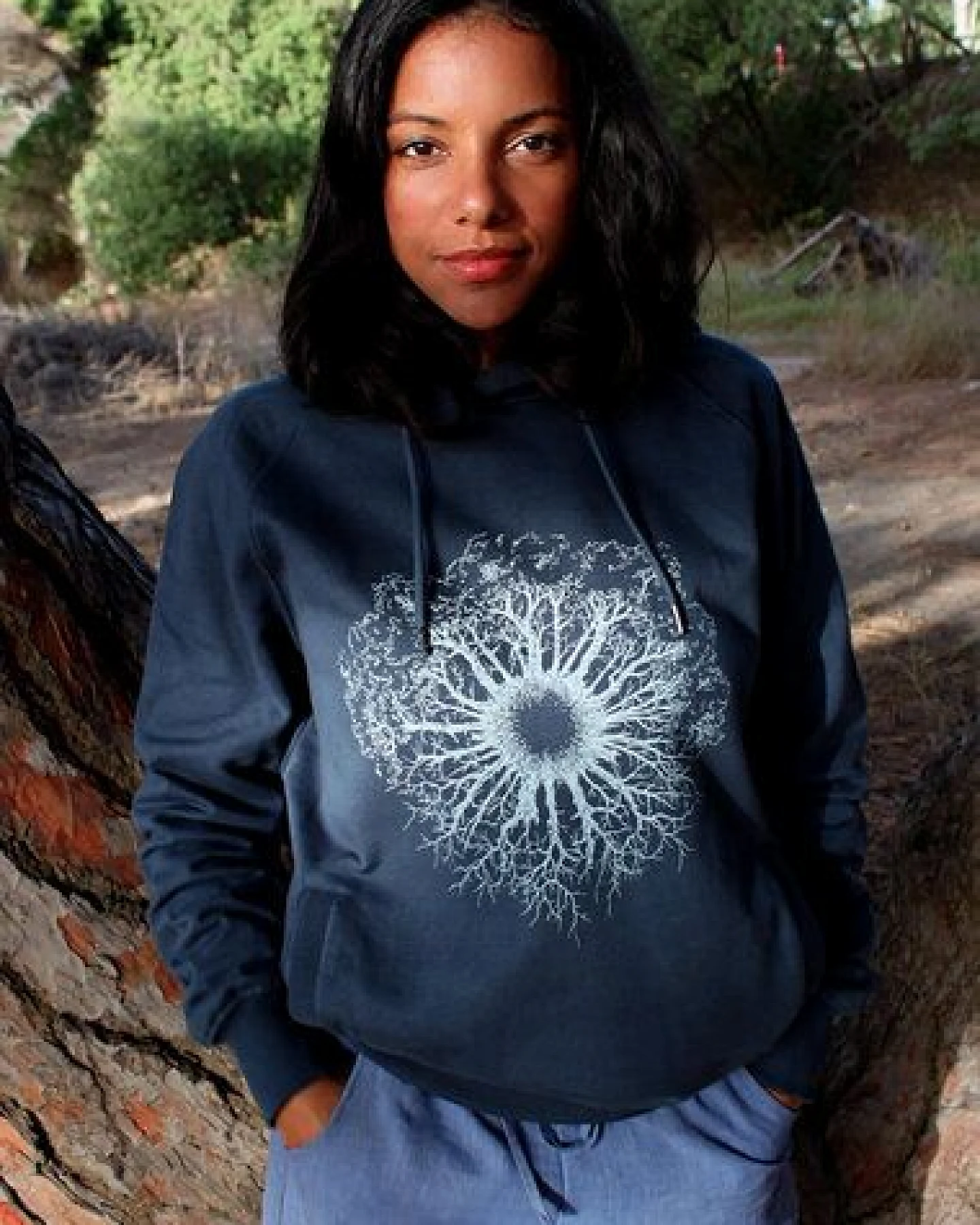 Life-Tree Hoodie aus Biobaumwolle Fairwear für Damen "WoodenIris" in Burgund Rot/Dark Blue – Ansicht 3