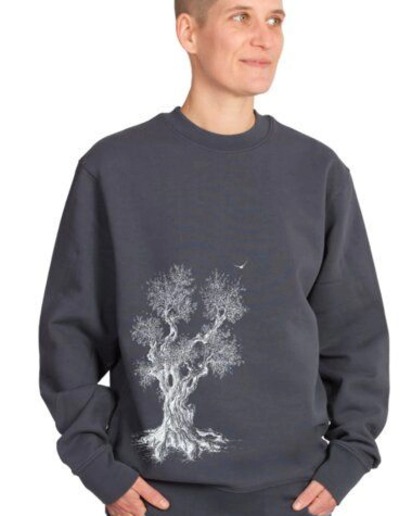 Life-Tree Sweater aus Biobaumwolle Fairwear Unisex "Olive Tree" in India Ink – Ansicht 2