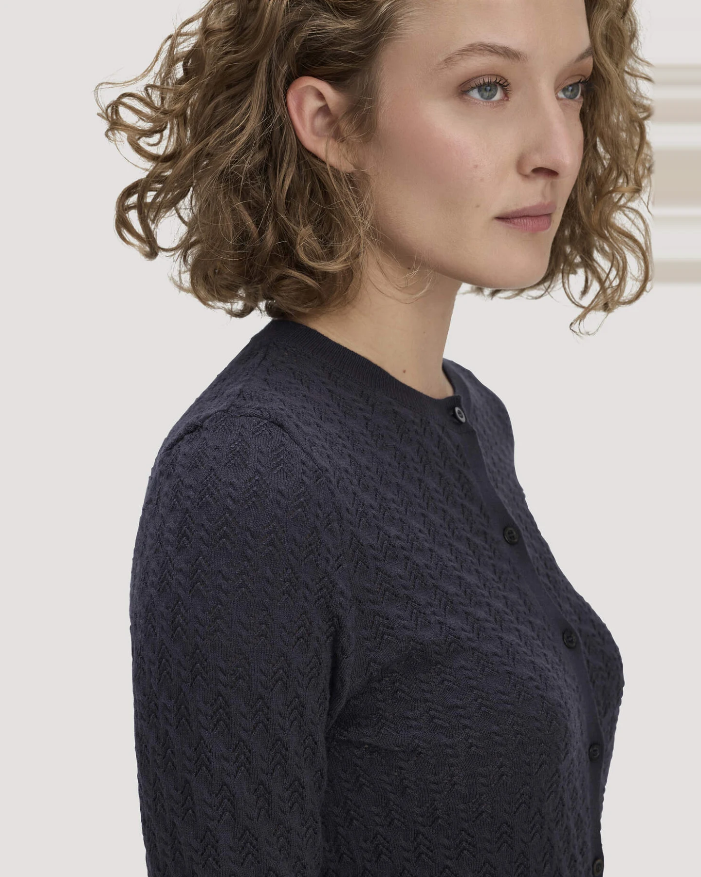 hessnatur Damen Strick Jacke Regular aus Bio-Baumwolle mit Merinowolle - blau - Größe S – Ansicht 4