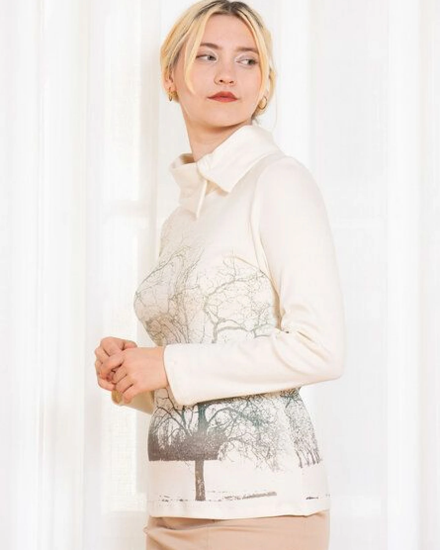 Peaces.bio - handbedruckte Biomode Kuschel-Pulli Zauberlandschaft in Creme – Ansicht 3