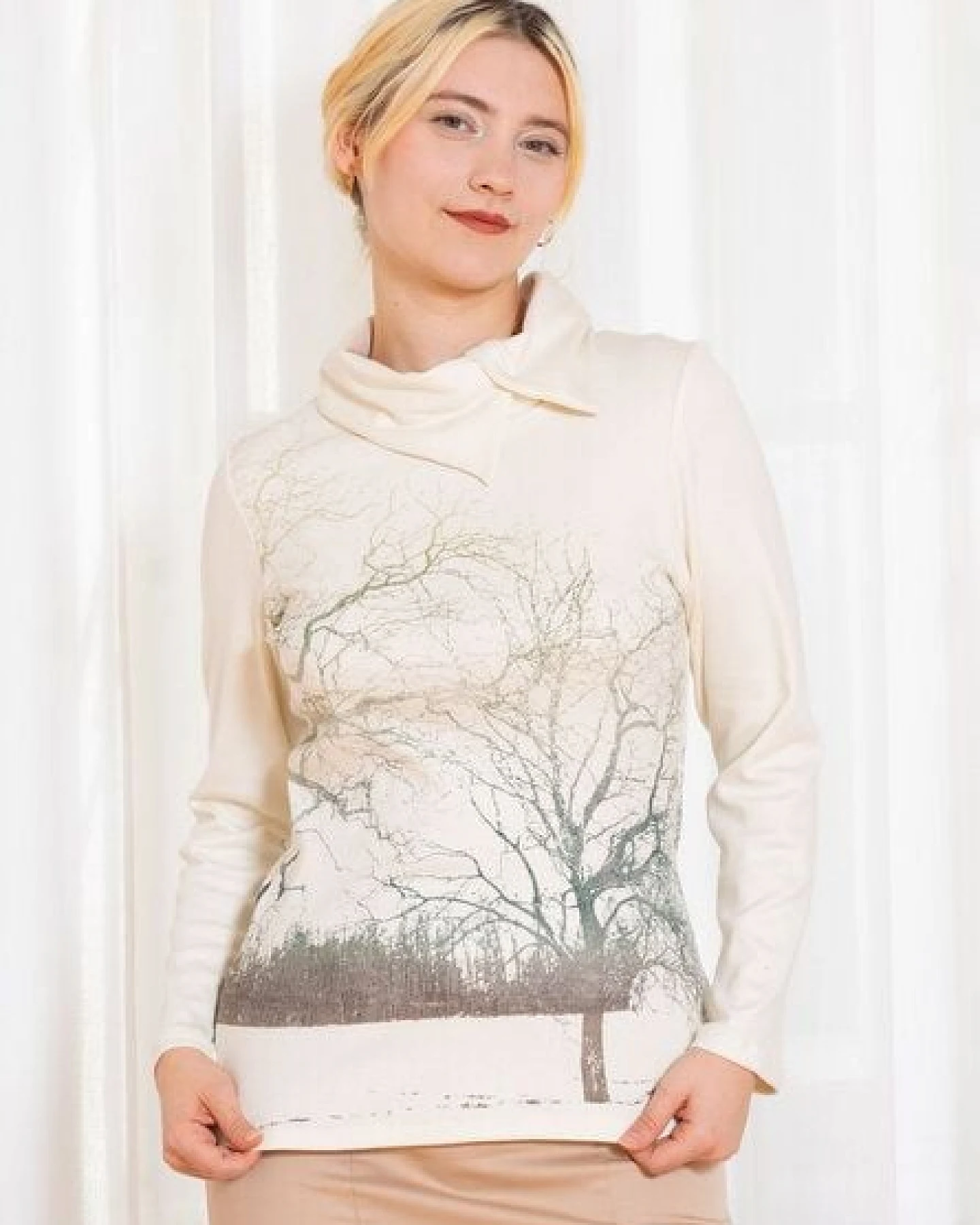 Peaces.bio - handbedruckte Biomode Kuschel-Pulli Zauberlandschaft in Creme – Ansicht 4