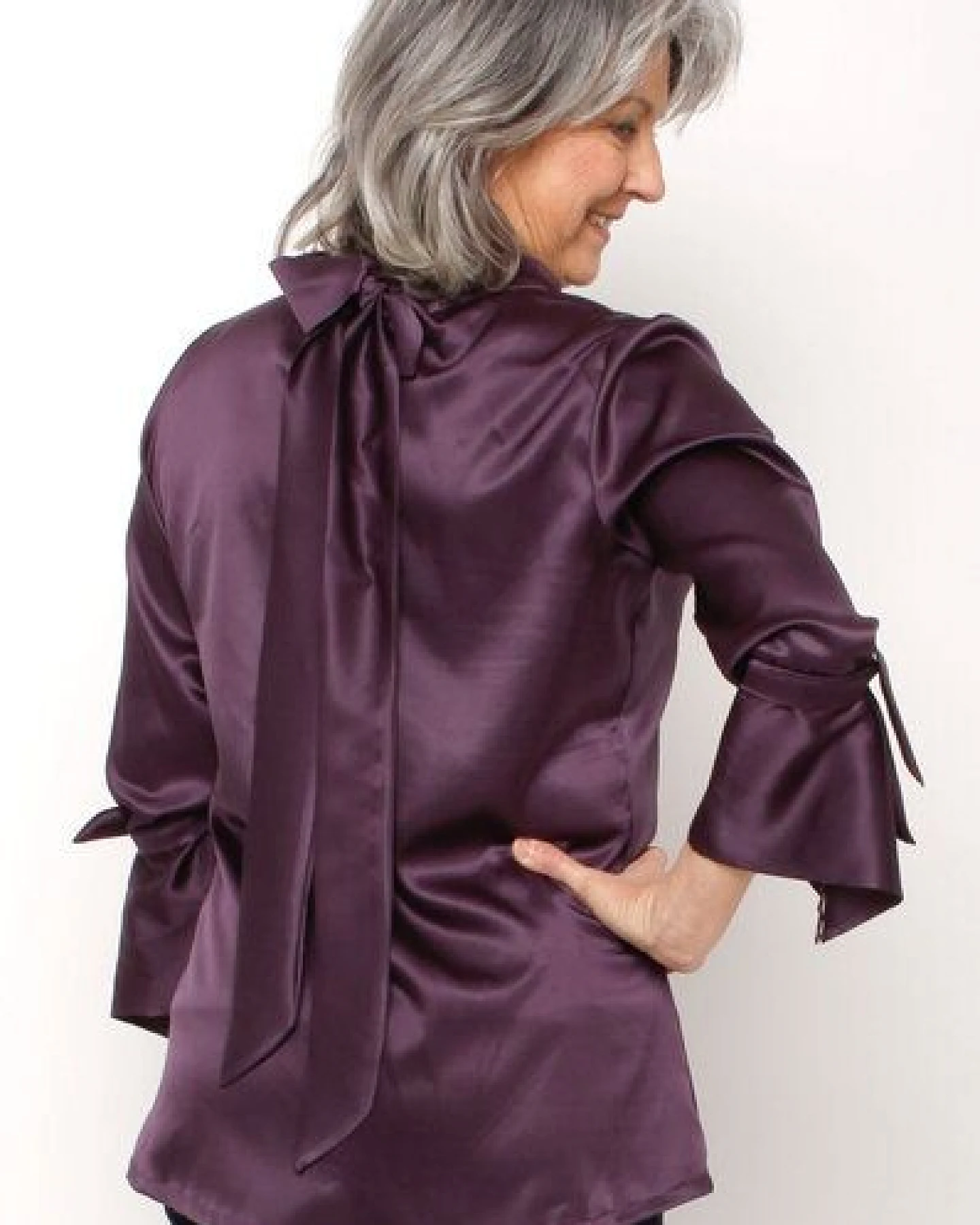 Peaces.bio - handbedruckte Biomode Edle Seidenschluppenbluse in Aubergine – Ansicht 3