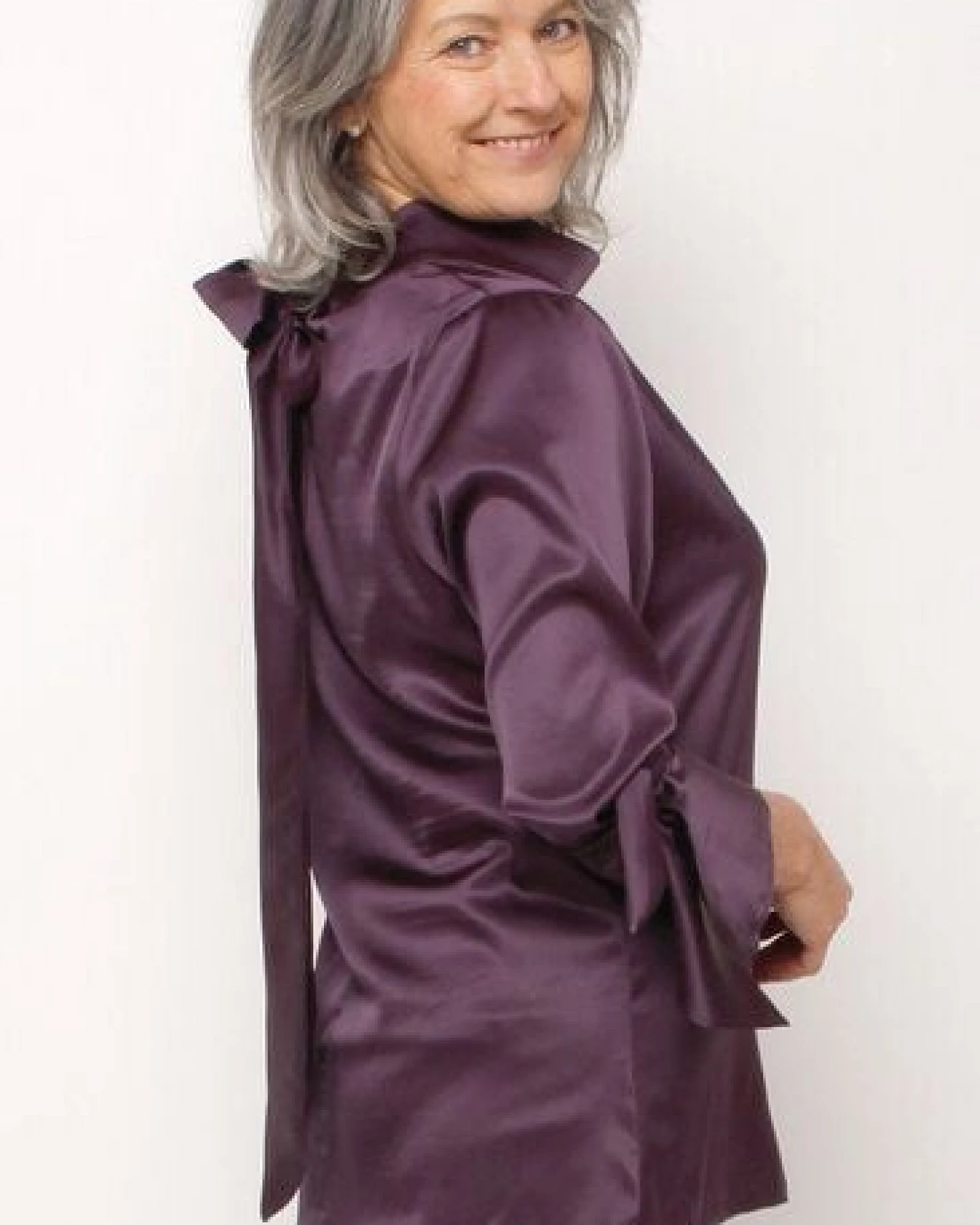 Peaces.bio - handbedruckte Biomode Edle Seidenschluppenbluse in Aubergine – Ansicht 2