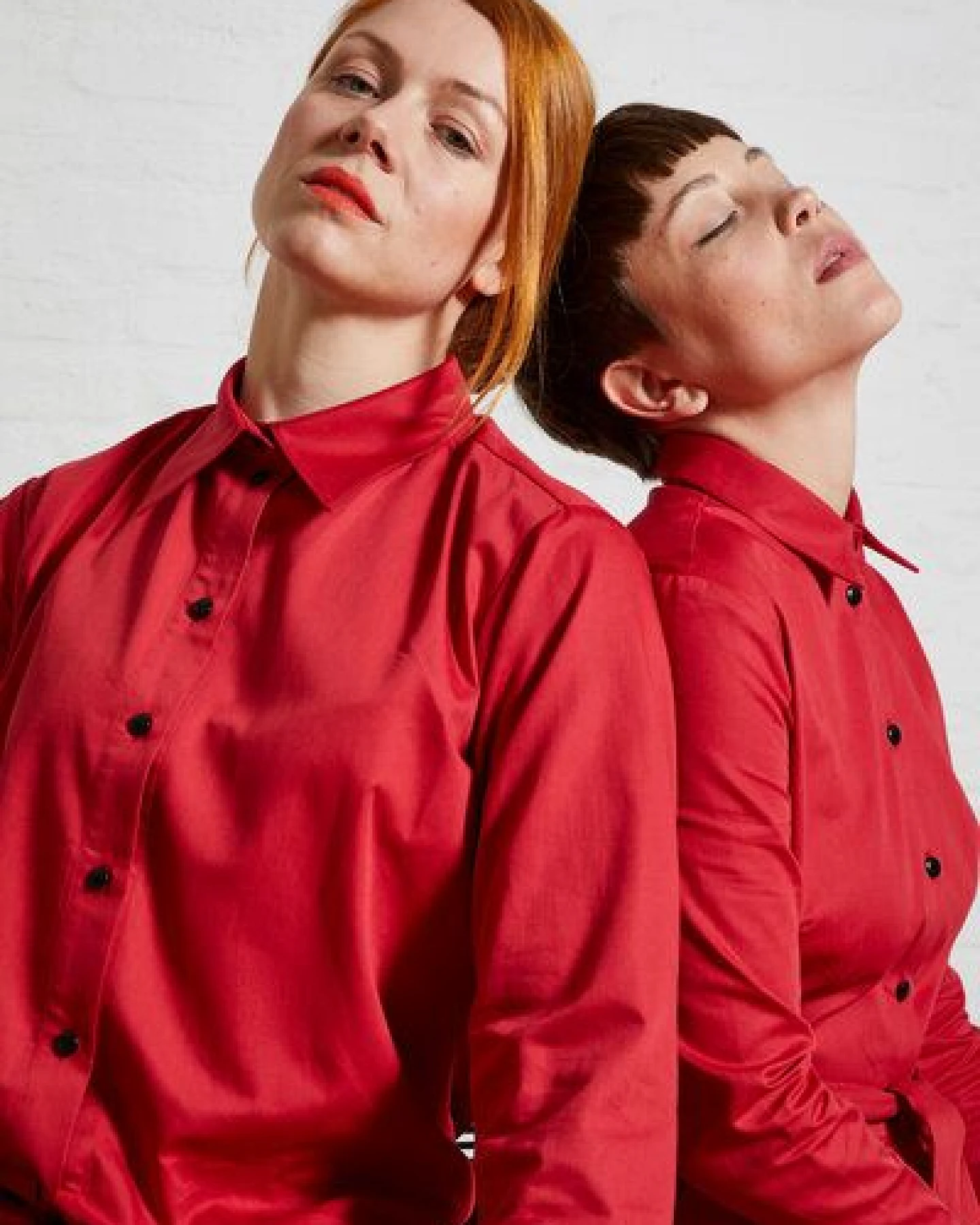 Sophia Schneider-Esleben Unisex Shirt Lui, Red - Unisex Hemd Damenhemd und Herrenhemd aus Bio-Baumwolle – Ansicht 2