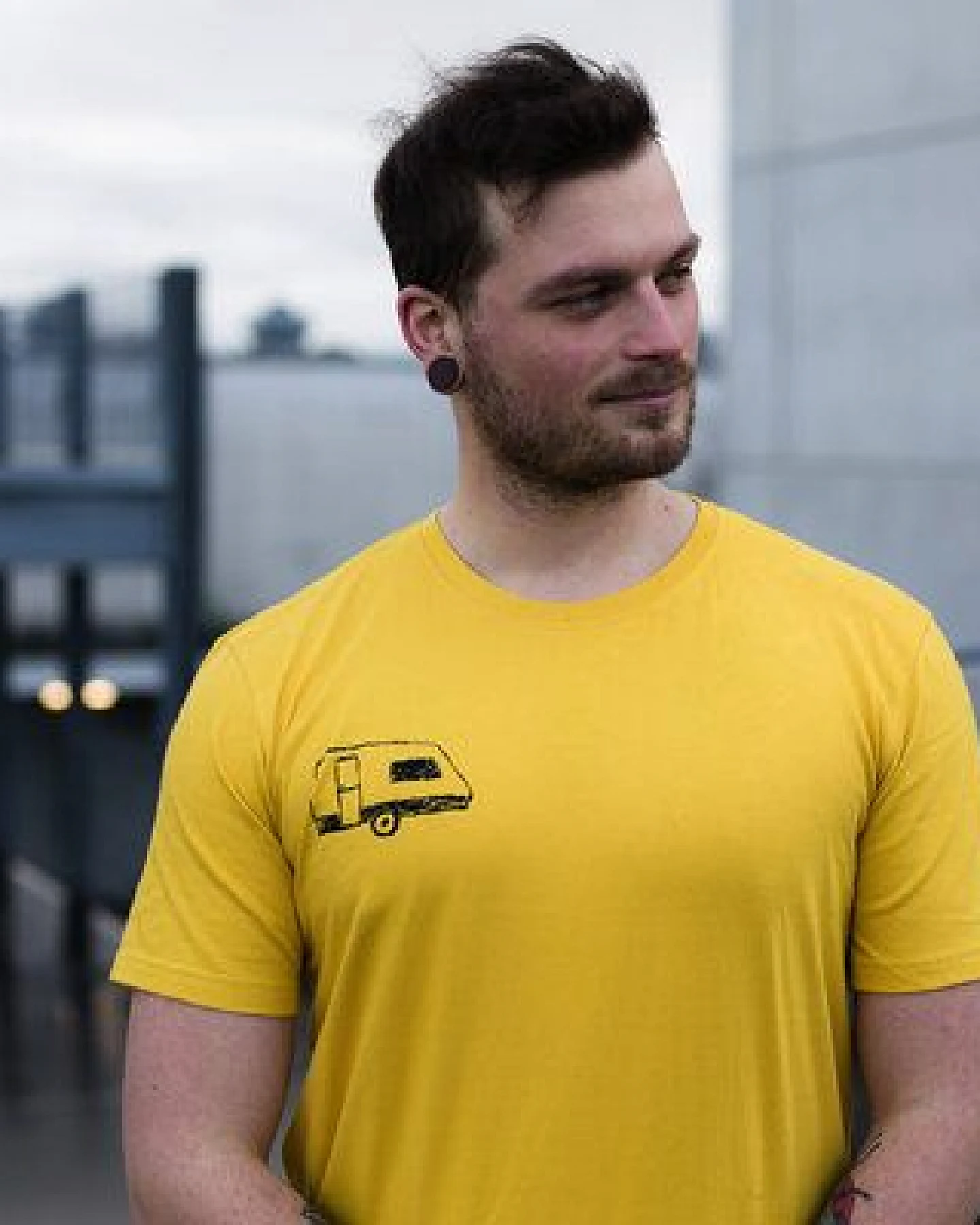 ilovemixtapes Camping Wohnwagen Men T-Shirt aus Biobaumwolle ILI02 gelb – Ansicht 2