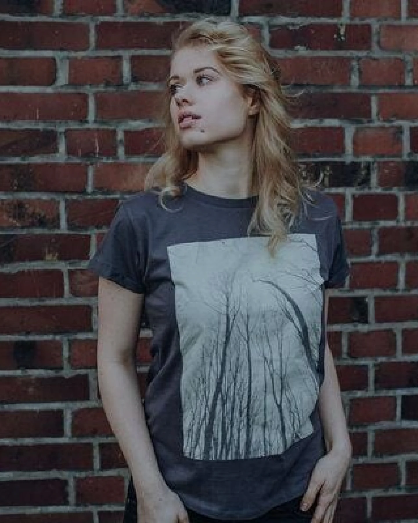 ilovemixtapes Frauen T-Shirt Wald Forest Hergestellt in Kenia - dunkelgrau / ILK02 – Ansicht 3