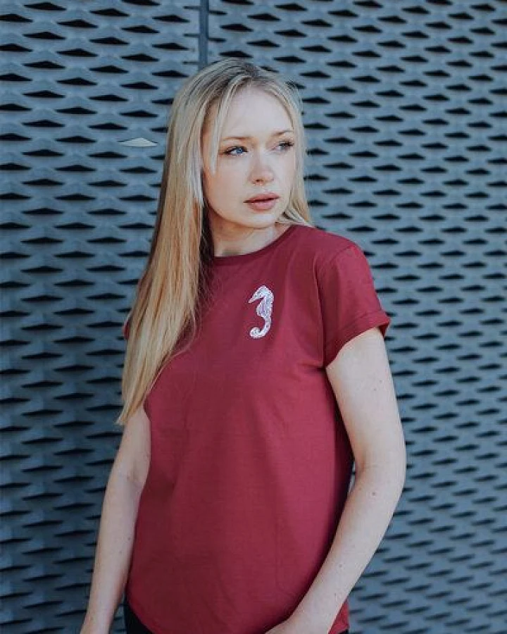 ilovemixtapes Seepferdchen Rolled Sleeve Women T-Shirt aus Bio-Baumwolle Made in Kenia