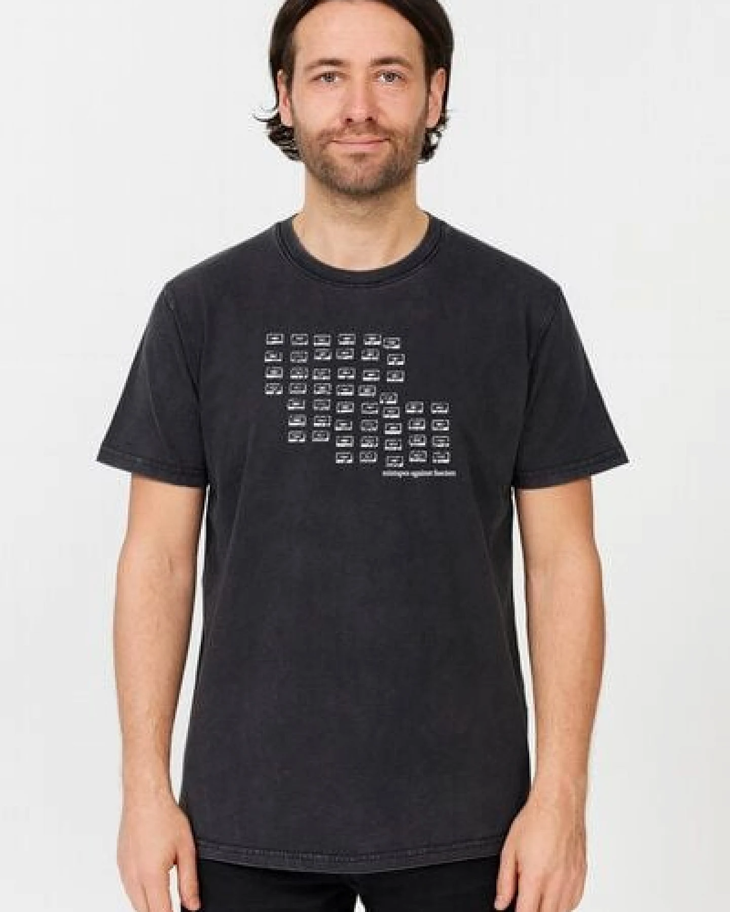 ilovemixtapes Unisex T-Shirt „Mixtapes Against Fascism“ – Bio-Baumwolle, Stone Washed Sage Green, Denim Blue & Black, Fair Wear – Ansicht 3