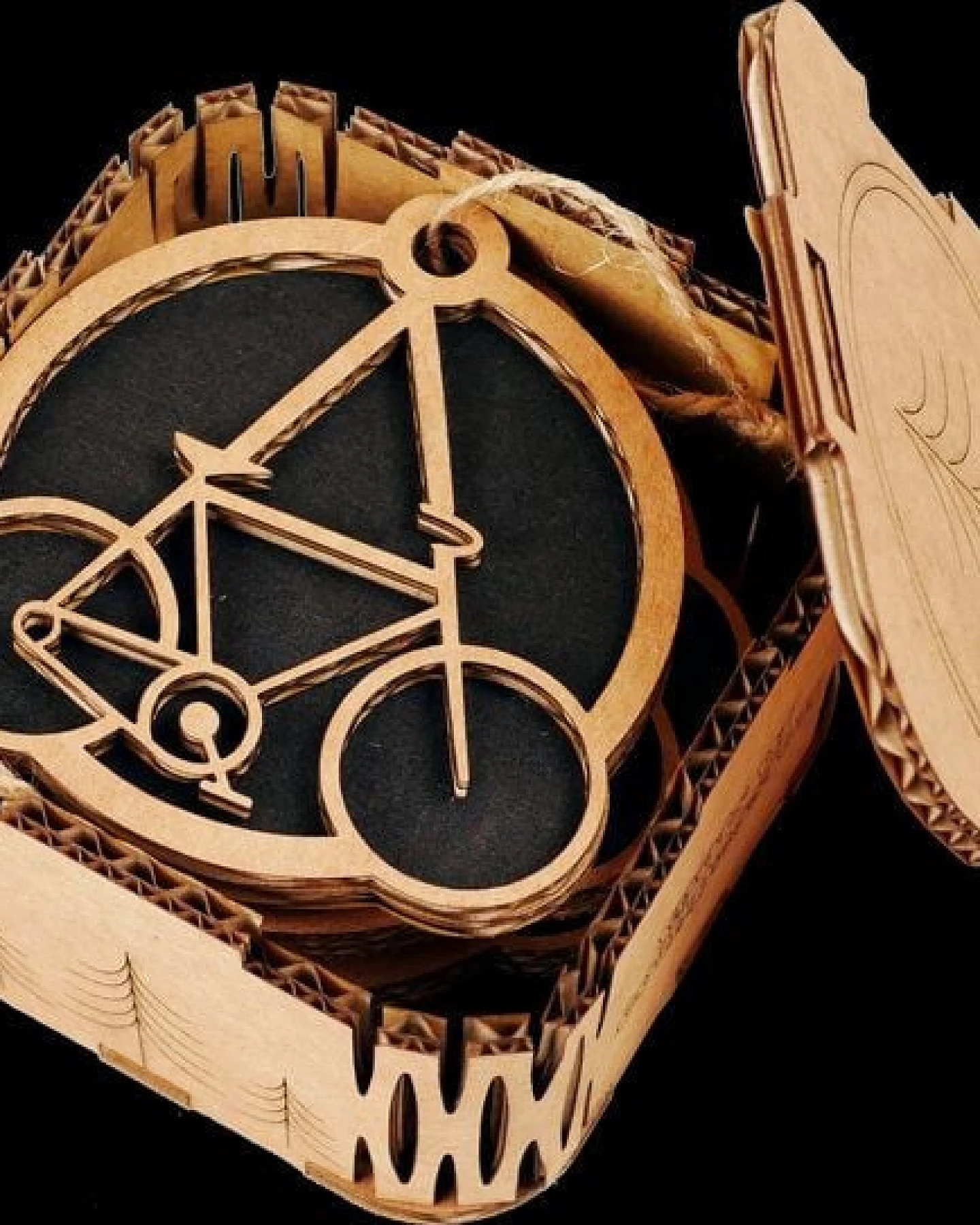 roots of compassion Upcycling-Baumschmuck "Bike Anarchy" – Ansicht 3
