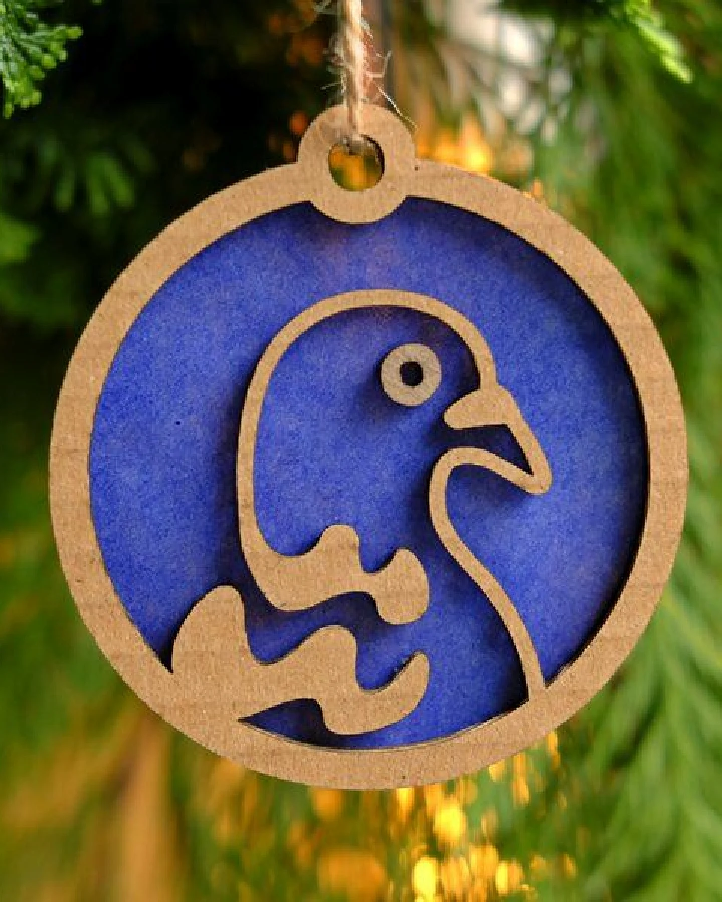 roots of compassion Upcycling-Baumschmuck "Taube" – Ansicht 2