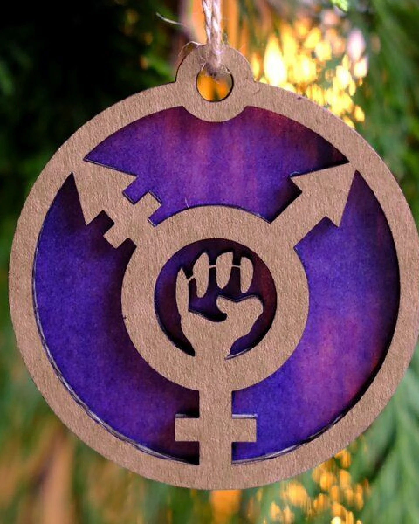 roots of compassion Upcycling-Baumschmuck "trans revolution" – Ansicht 2
