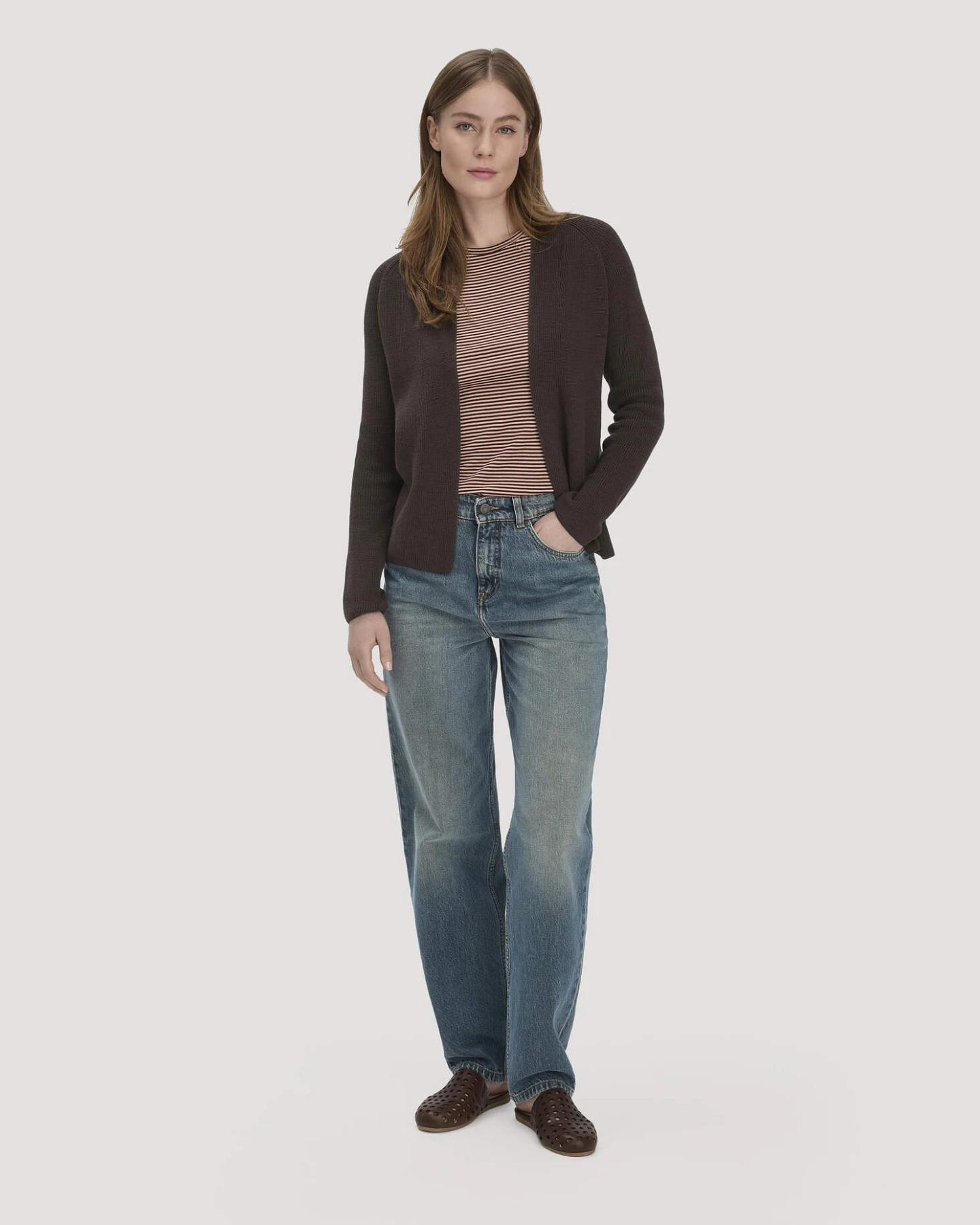 hessnatur Damen Strick Jacke Regular aus Bio-Baumwolle - braun - Größe S – Ansicht 2