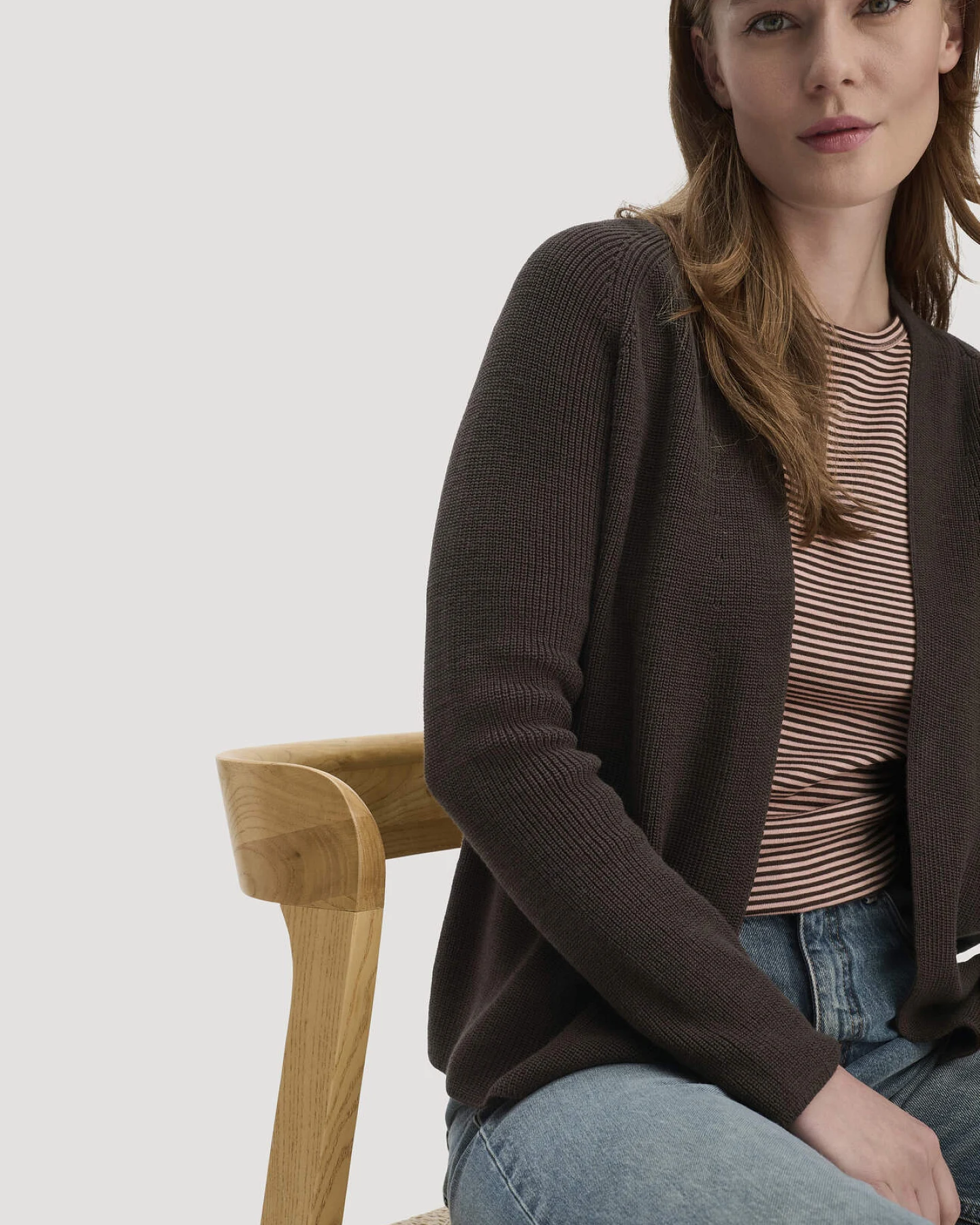 hessnatur Damen Strick Jacke Regular aus Bio-Baumwolle - braun - Größe S – Ansicht 4