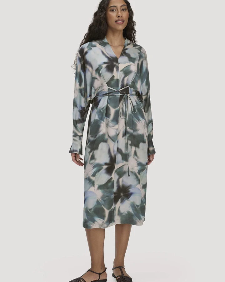 hessnatur Damen Kimono Kleid Wickeloptik Midi aus LENZING™ ECOVERO™ - blau - Größe 34