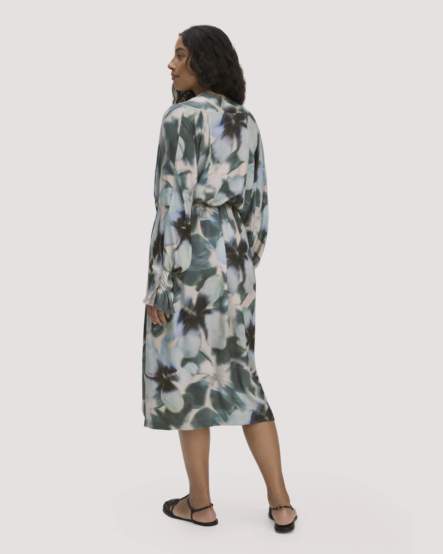 hessnatur Damen Kimono Kleid Wickeloptik Midi aus LENZING™ ECOVERO™ - blau - Größe 38 – Ansicht 2