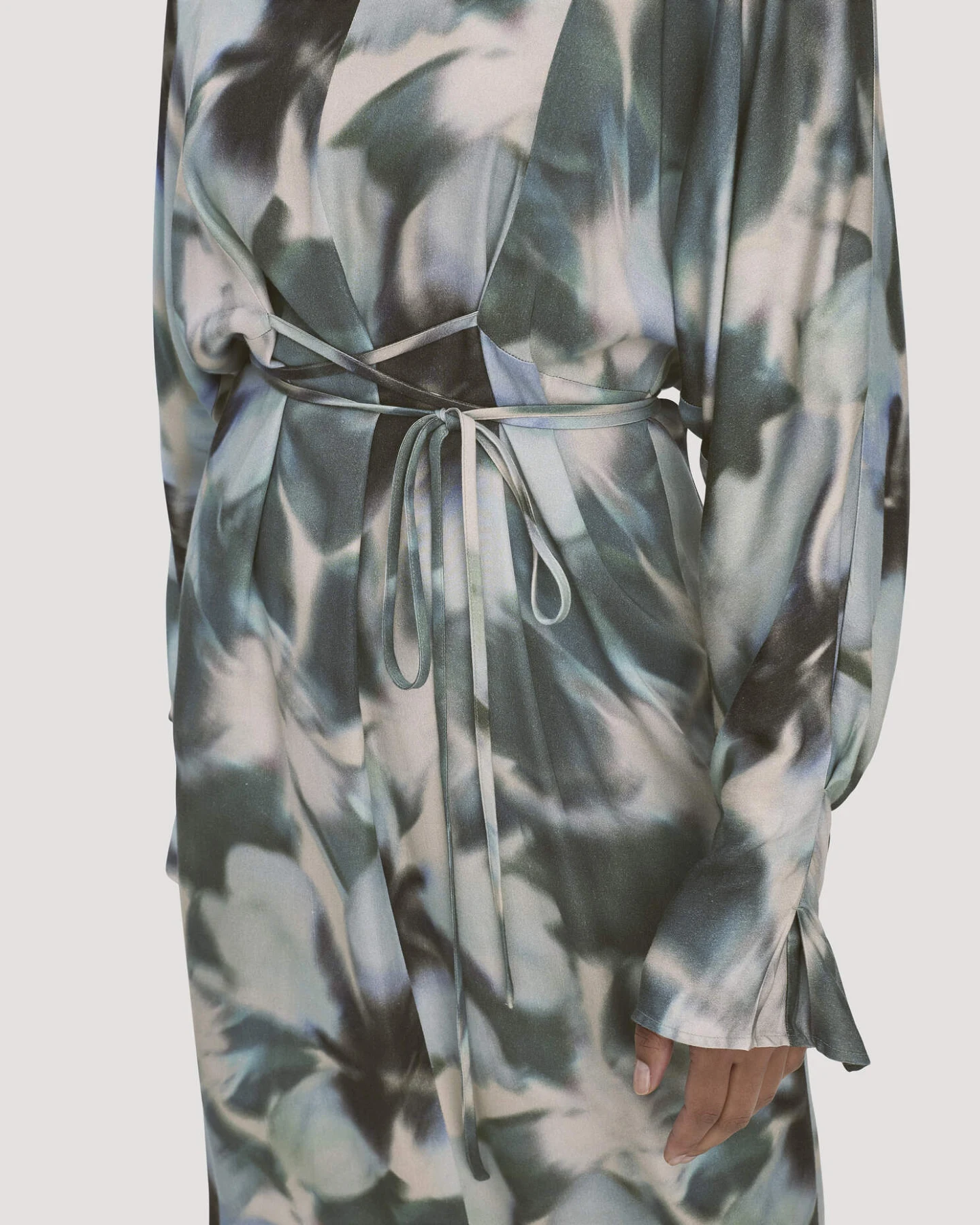 hessnatur Damen Kimono Kleid Wickeloptik Midi aus LENZING™ ECOVERO™ - blau - Größe 46 – Ansicht 3