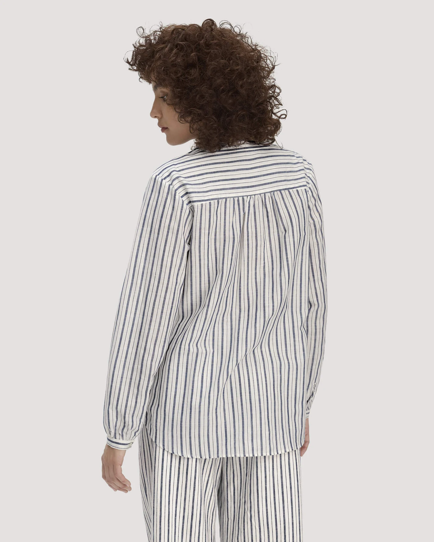 hessnatur Damen Streifen Bluse Relaxed aus Bio-Baumwolle mit Leinen - weiß - Größe 42 – Ansicht 3