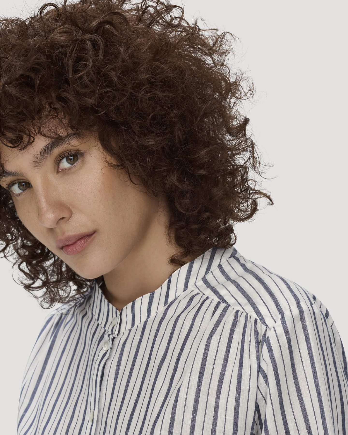 hessnatur Damen Streifen Bluse Relaxed aus Bio-Baumwolle mit Leinen - weiß - Größe 42 – Ansicht 4