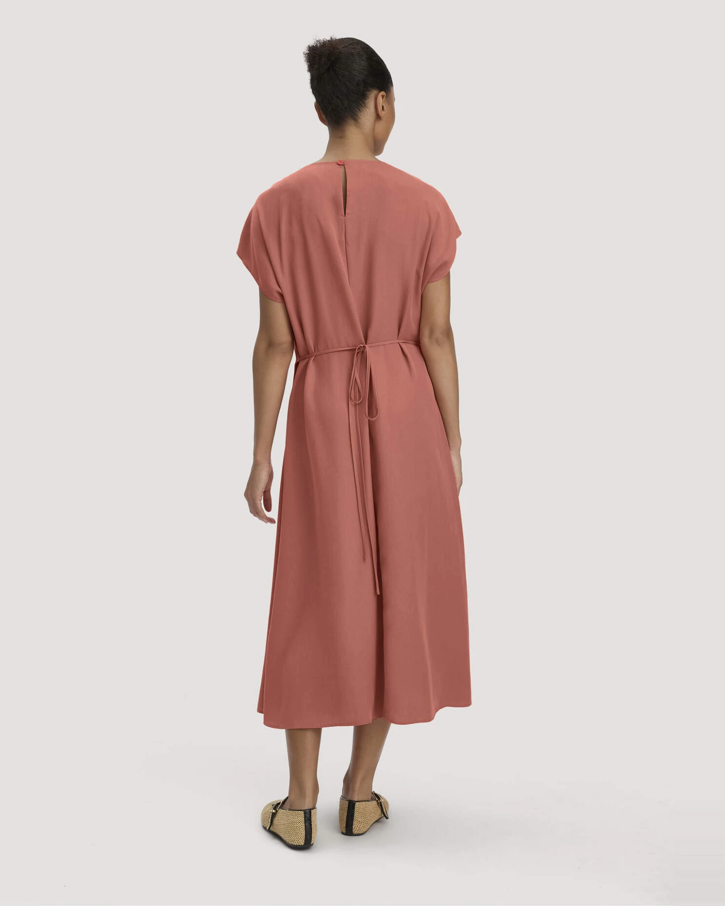 hessnatur Damen Gewebe Kleid mit Wickeloptik Midi aus TENCEL™ Lyocell - orange - Größe 40 – Ansicht 2
