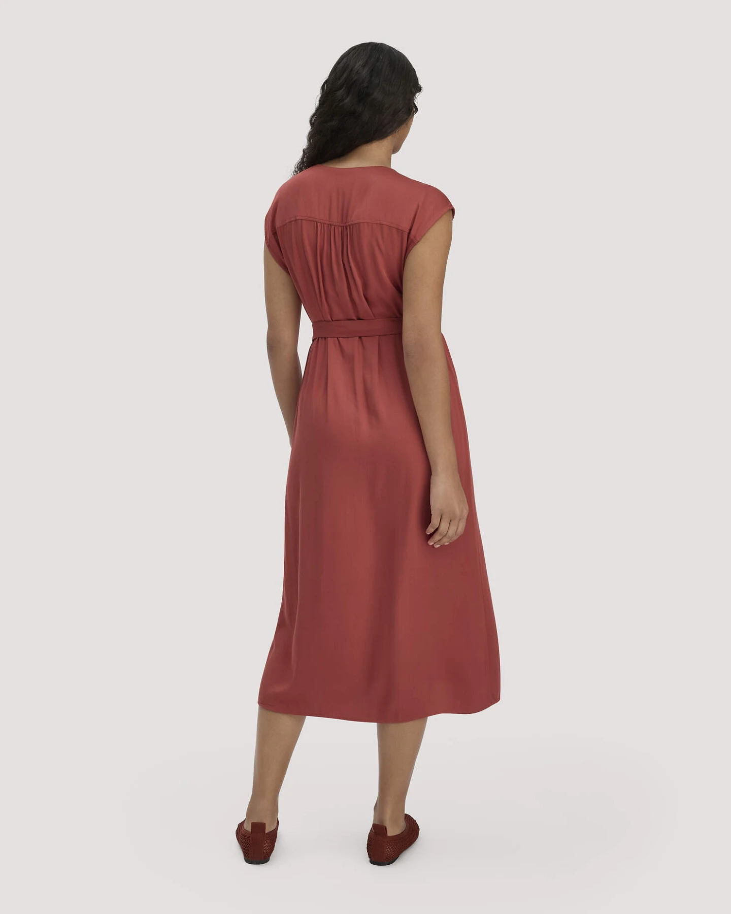 hessnatur Damen Kleid mit Wickeloptik Midi aus LENZING™ ECOVERO™ - braun - Größe 48 – Ansicht 2