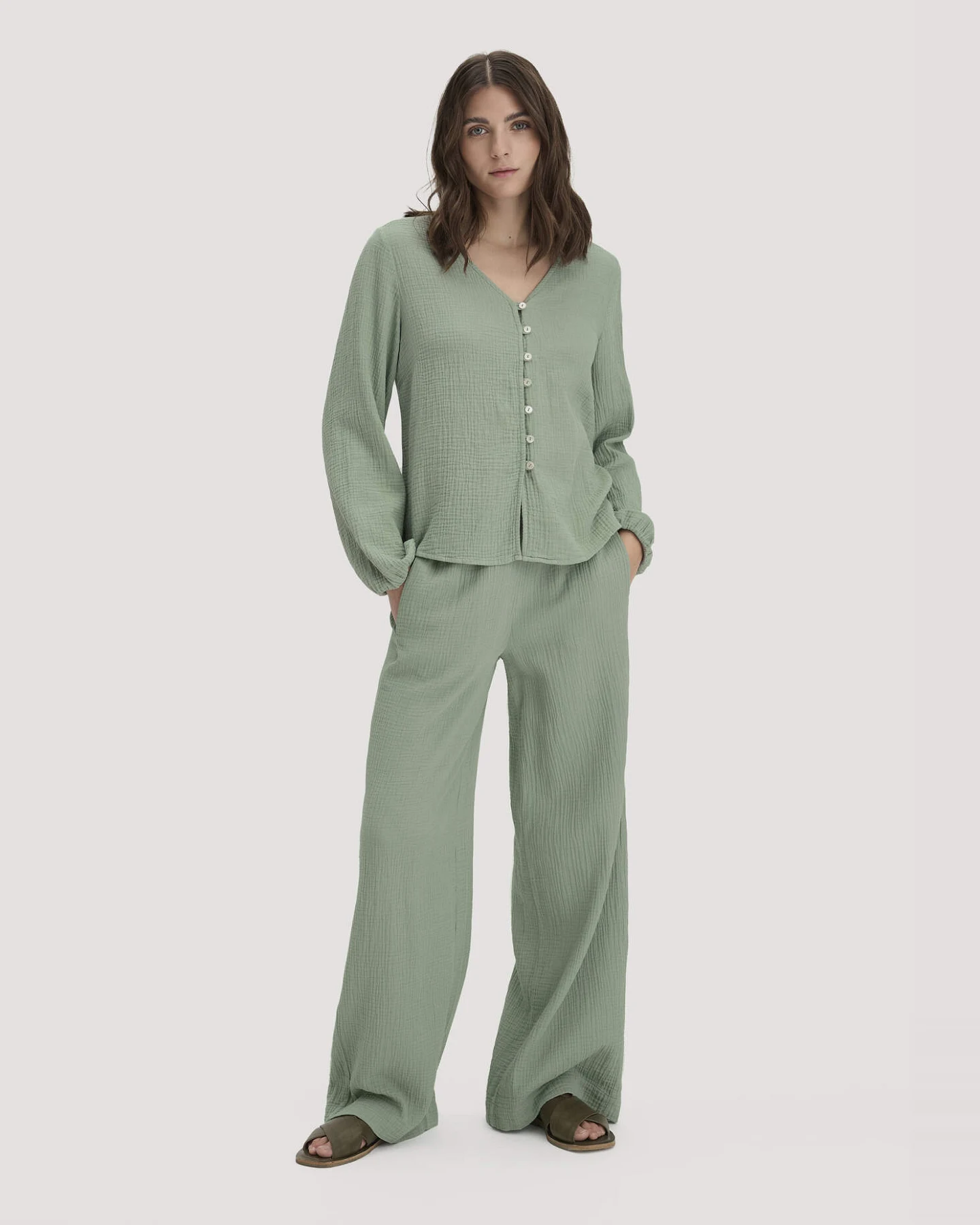 hessnatur Damen Musselin Bluse Relaxed aus Bio-Baumwolle - grün - Größe 40 – Ansicht 2