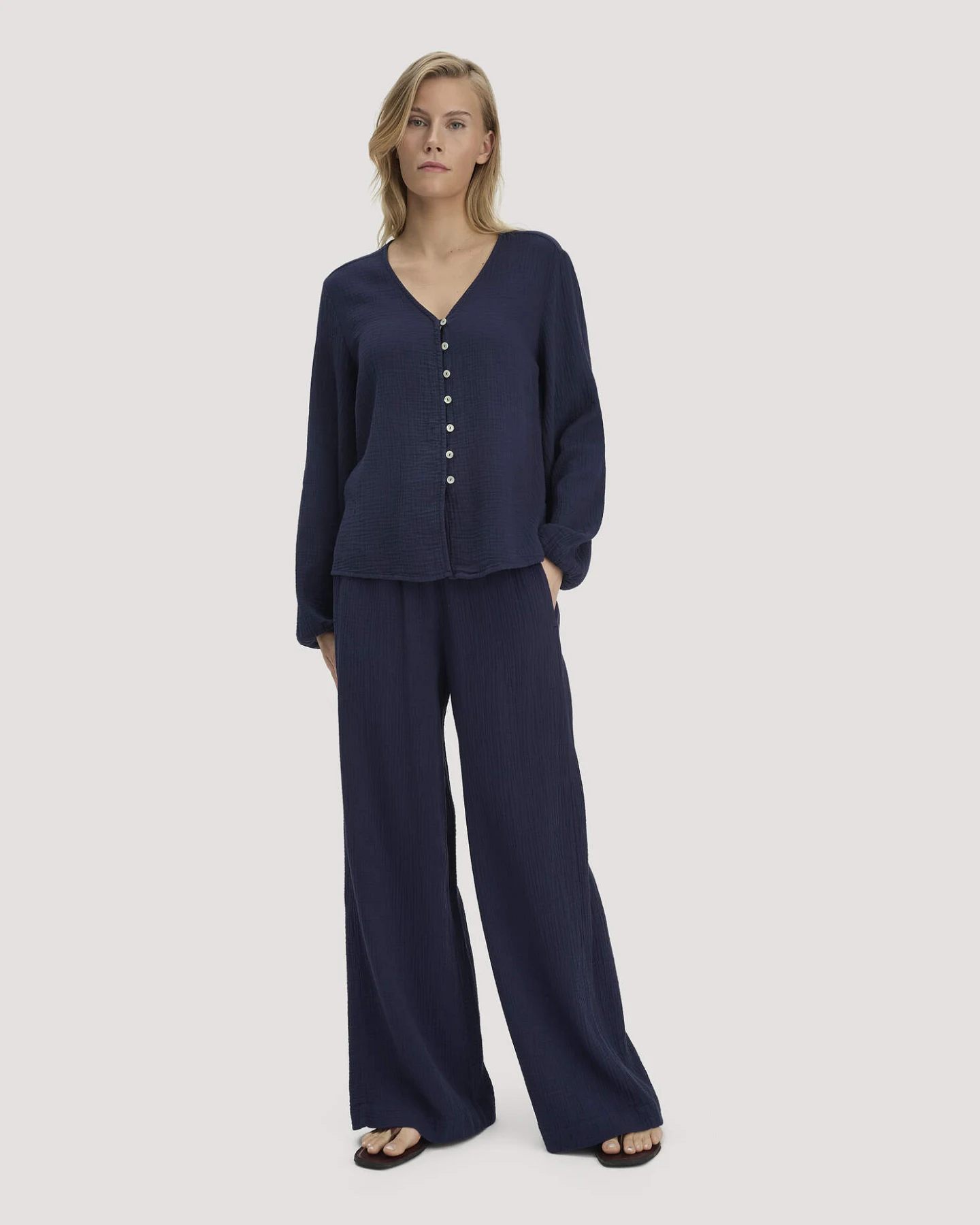 hessnatur Damen Musselin Bluse Relaxed aus Bio-Baumwolle - blau - Größe 42 – Ansicht 2