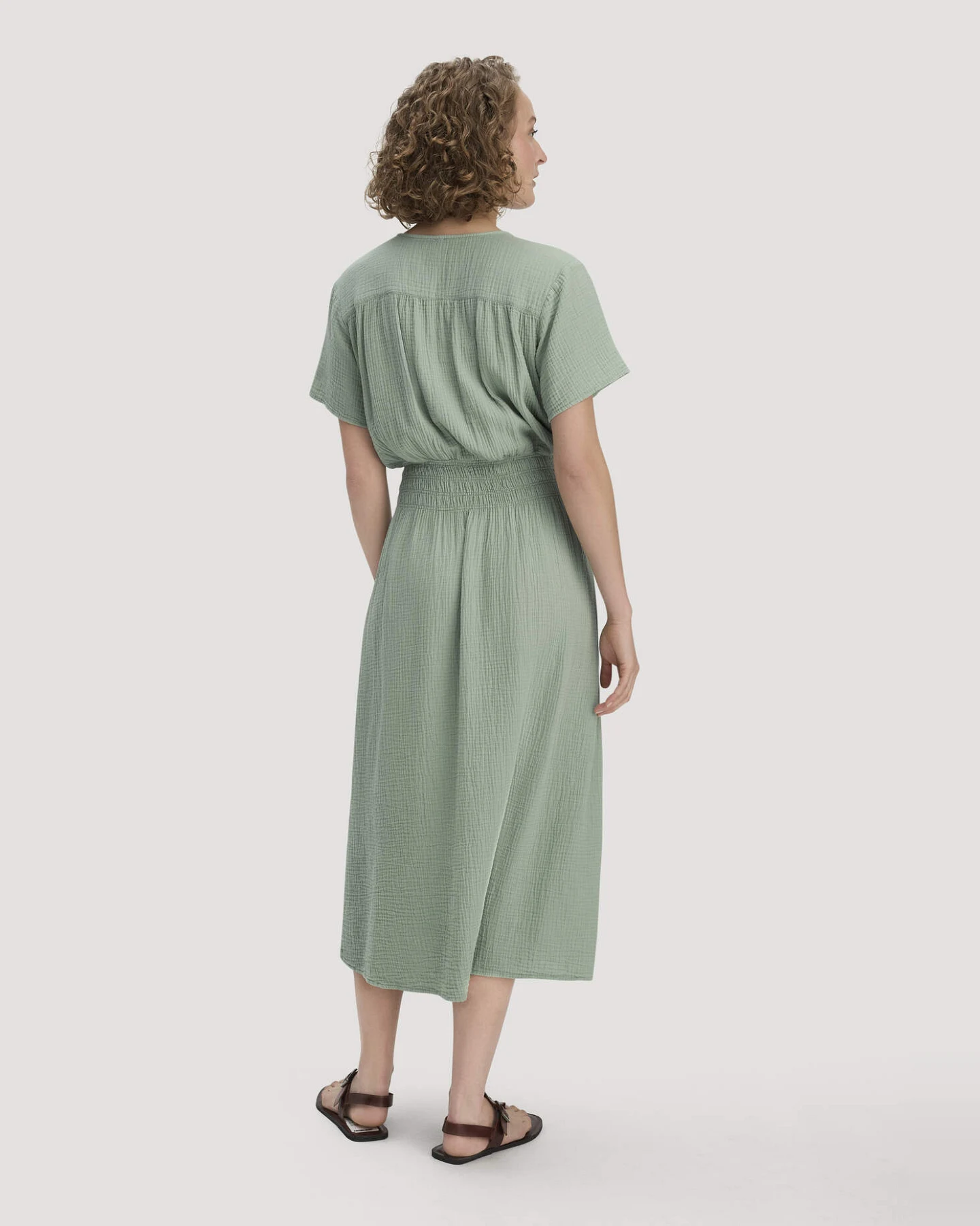 hessnatur Damen Musselin Kleid mit Taillierung Midi aus Bio-Baumwolle - grün - Größe 42 – Ansicht 2