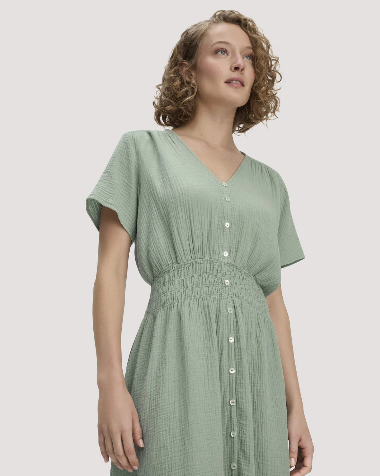 hessnatur Damen Musselin Kleid mit Taillierung Midi aus Bio-Baumwolle - grün - Größe 48 – Ansicht 3