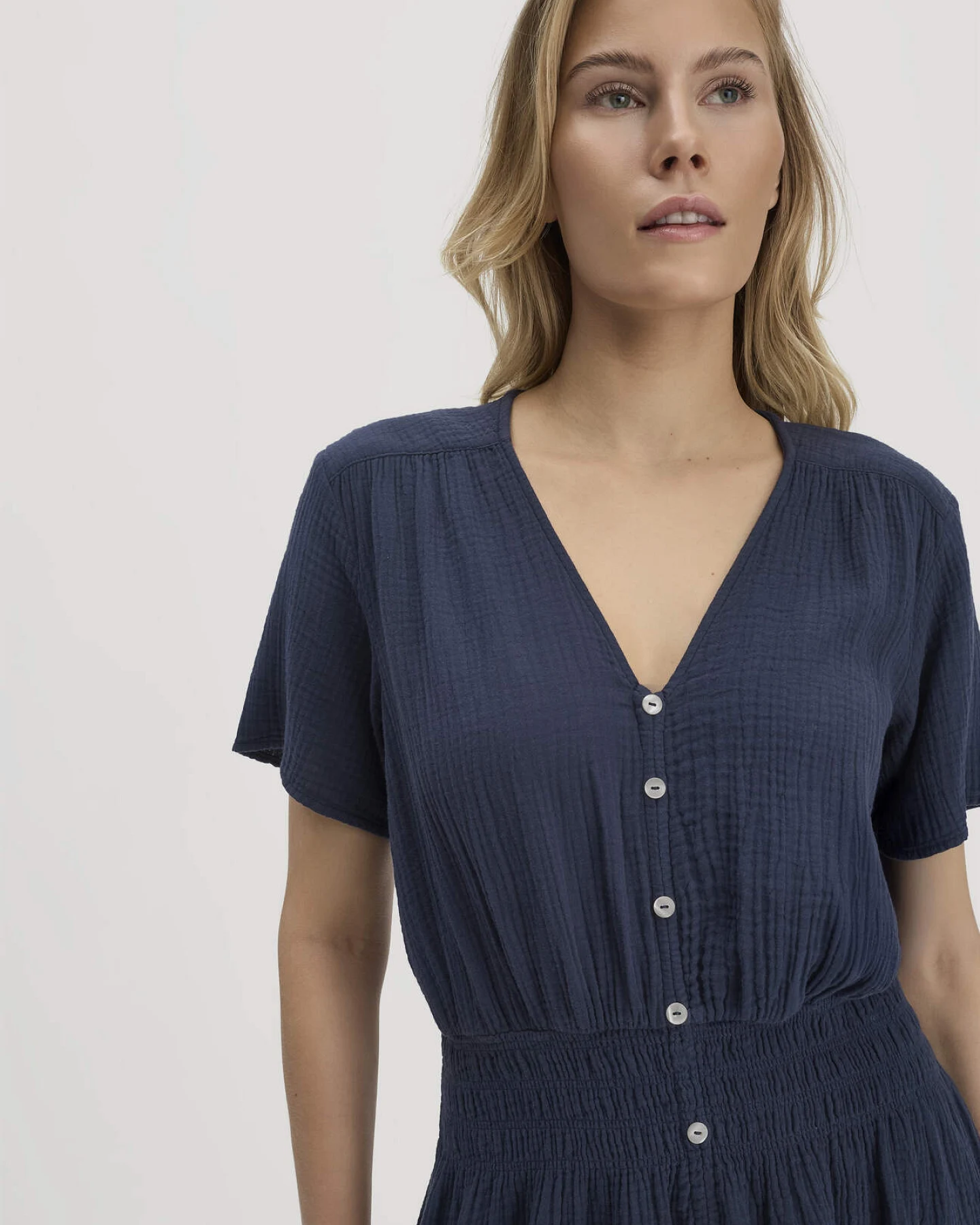 hessnatur Damen Musselin Kleid mit Taillierung Midi aus Bio-Baumwolle - blau - Größe 34 – Ansicht 3