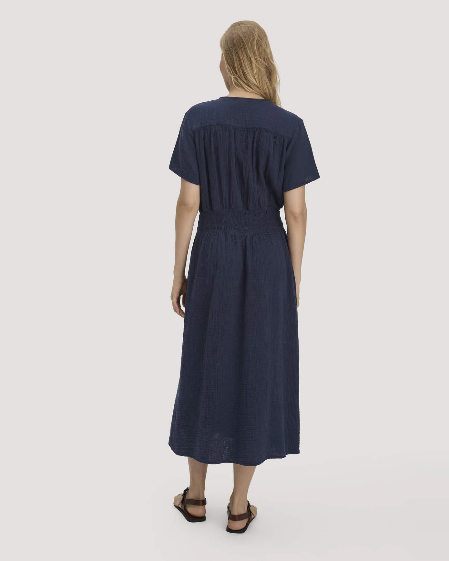 hessnatur Damen Musselin Kleid mit Taillierung Midi aus Bio-Baumwolle - blau - Größe 38 – Ansicht 2